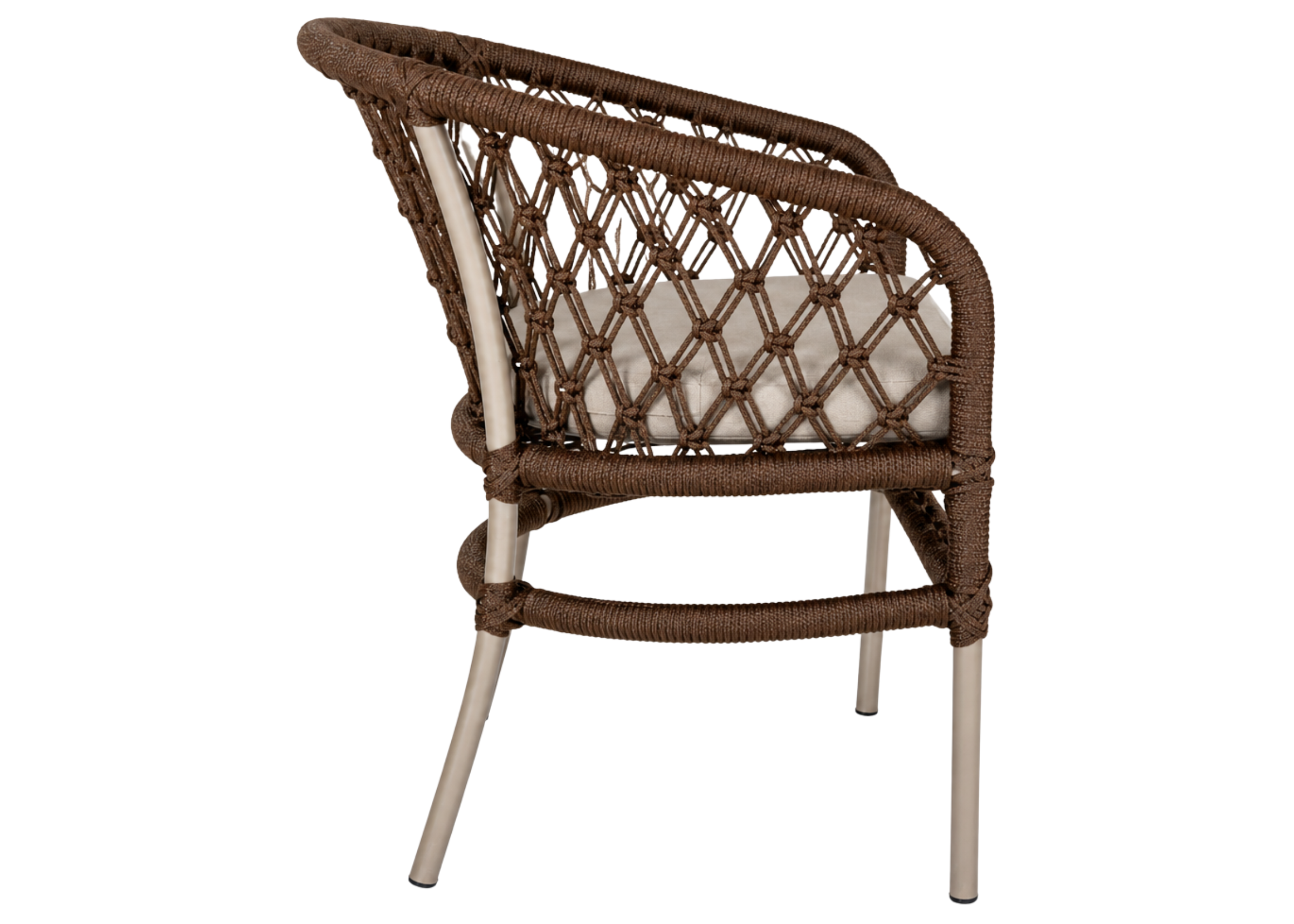 Cadeira Sand com braço para área externa, acabamento em corda náutica e tecido impermeável, apresentando design elegante e confortável para varandas e áreas gourmet.