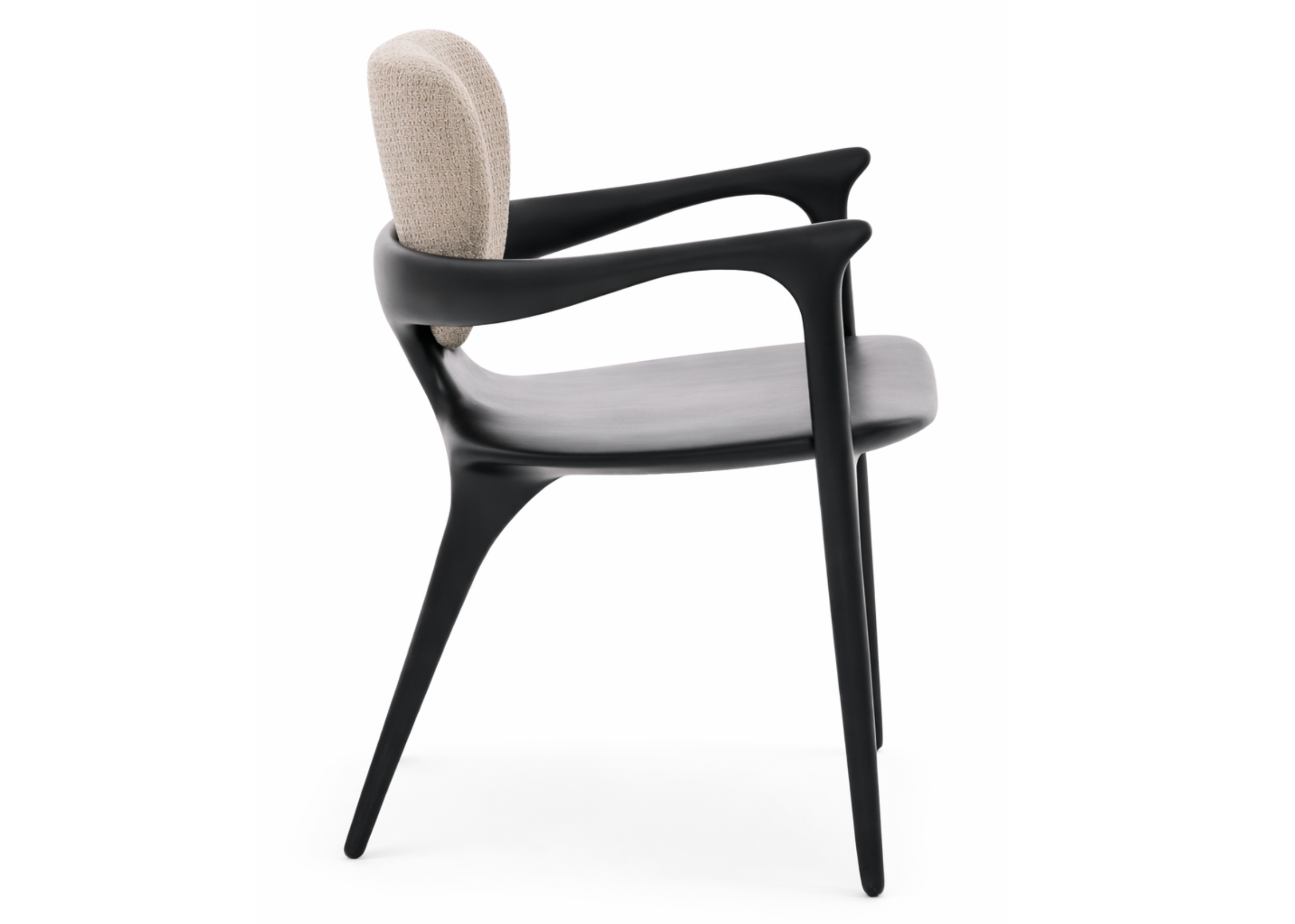 Cadeira Vértice em vista lateral elegante, com encosto em tecido linho cru, destacando design sofisticado e conforto para ambientes refinados.