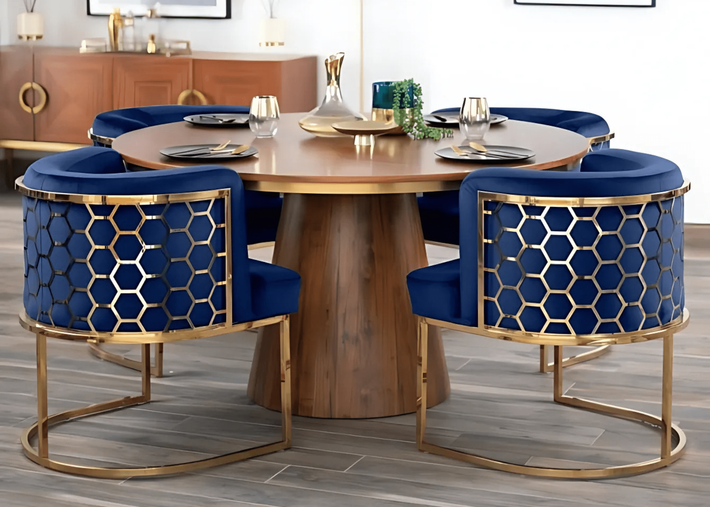 Cadeiras Europeias com encosto dourado e estofado azul em sala de jantar sofisticada.