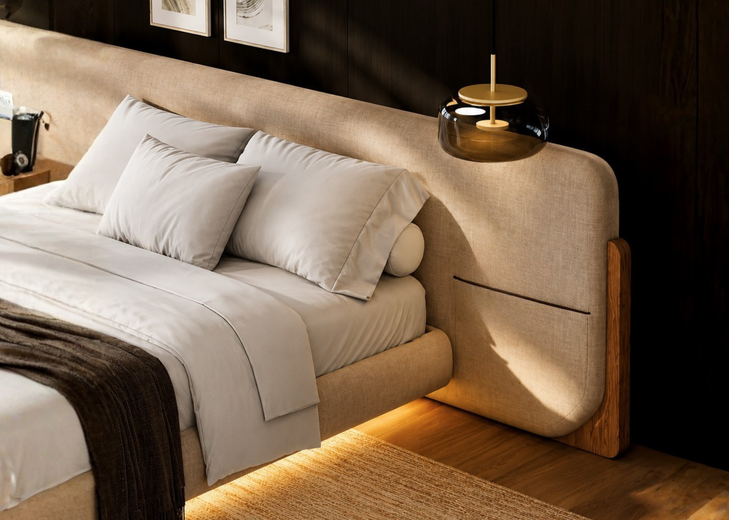 Cama Donatello em quarto sofisticado com cabeceira e detalhes em lâmina de madeira, apresentando design elegante e refinado, ideal para compor ambientes modernos.