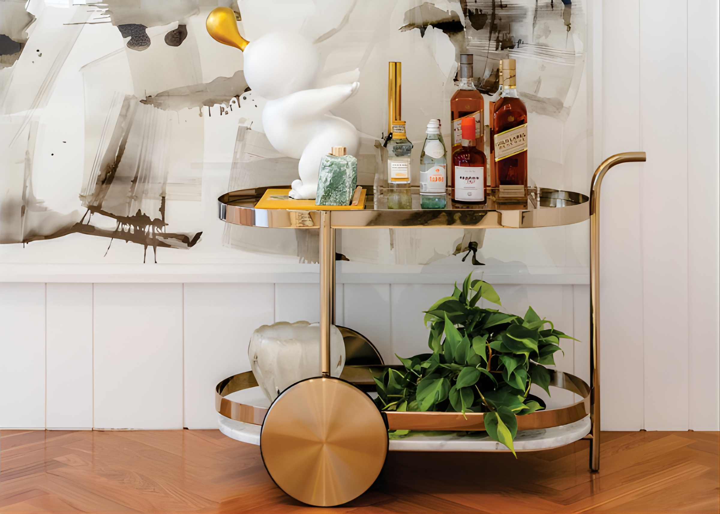 Carrinho de bar Calla com base em aço inox e tampo em mármore, que une elegância e sofisticação. Uma peça funcional e moderna para organizar bebidas com estilo em qualquer ambiente.