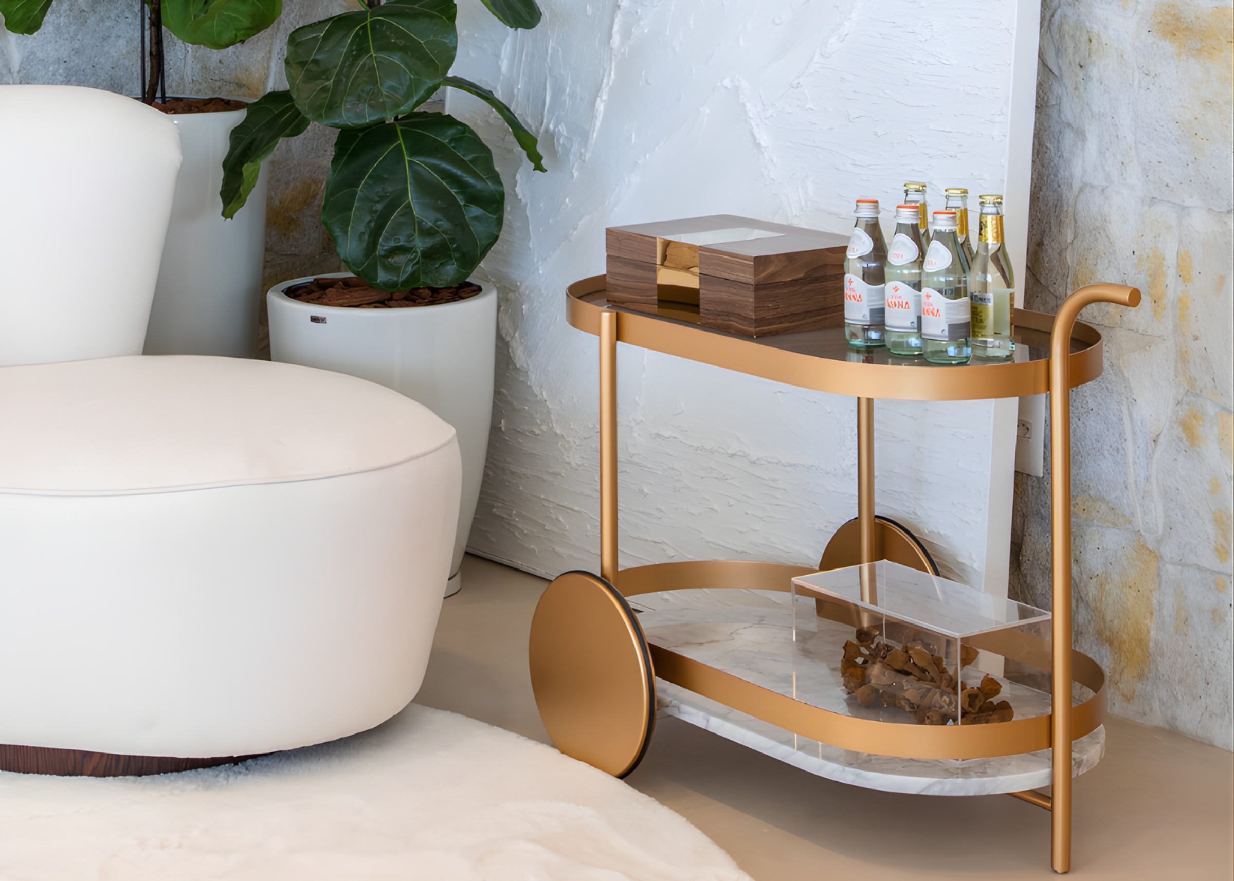 Carrinho de bar Calla para sala de estar, perfeito para organizar bebidas com sofisticação. Seu design elegante e funcional adiciona charme e praticidade ao ambiente.