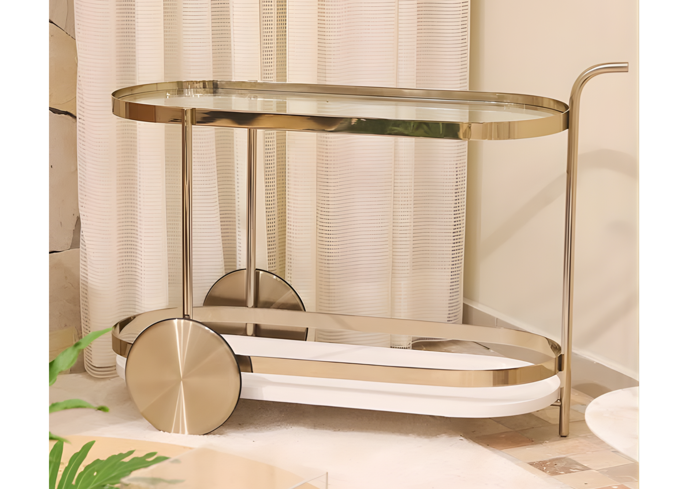 Carrinho de bar Calla sofisticado, com base em aço inox que transmite luxo e modernidade. Ideal para organizar bebidas e acessórios com elegância em salas de estar ou jantar.