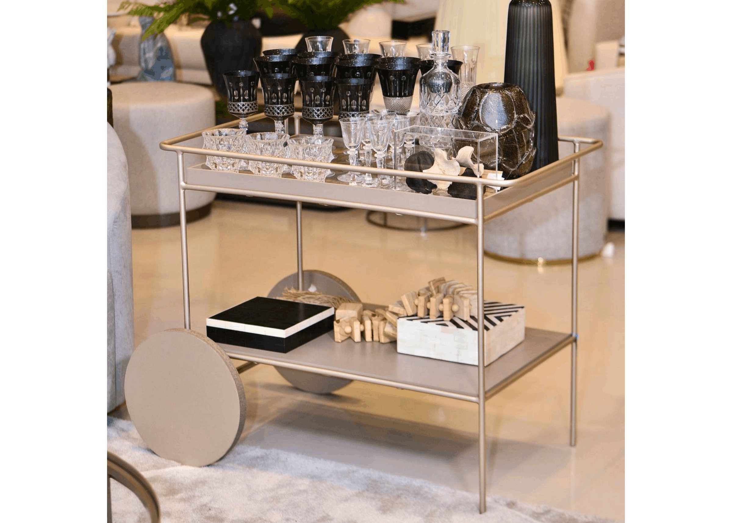 Vista lateral do Carrinho Bar Dallas com rodas grandes e estrutura leve, carrinho funcional para sala de estar, jantar ou varanda.