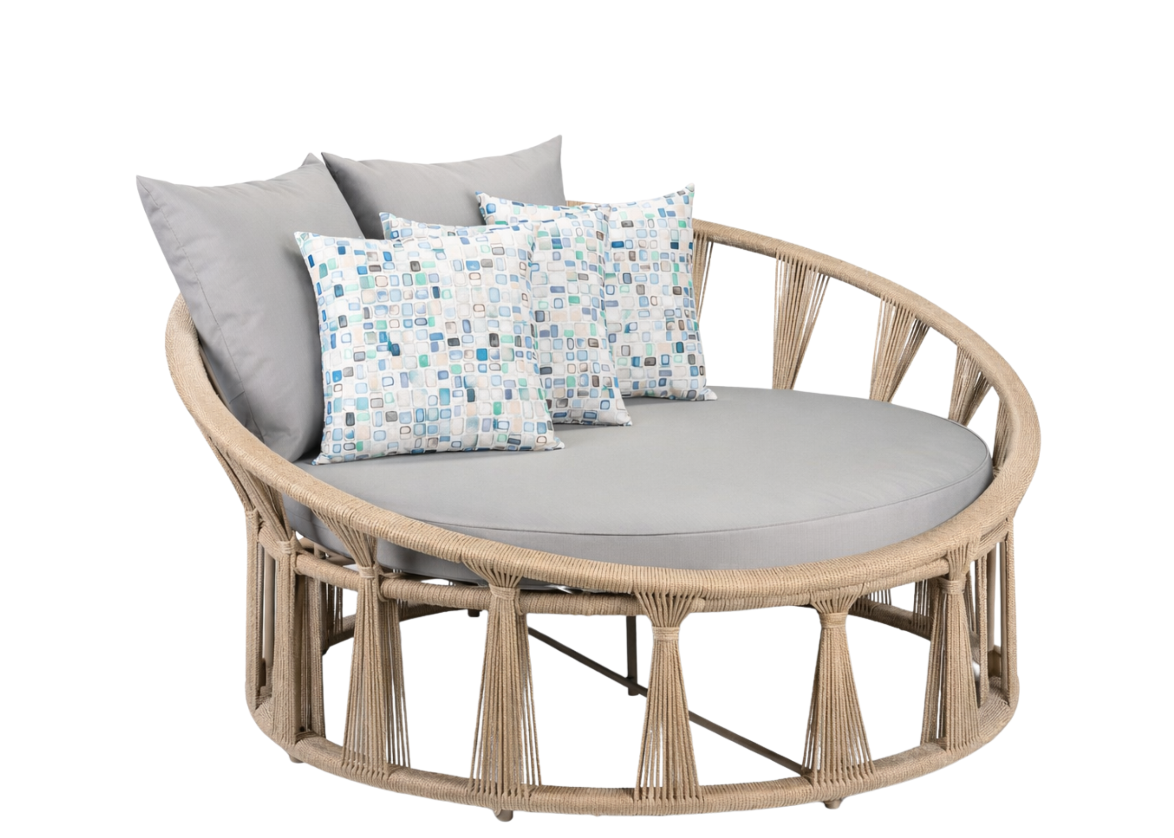 Chaise para área externa modelo Emília com estrutura em alumínio, corda náutica e revestimento impermeável. Móvel para uso externo.