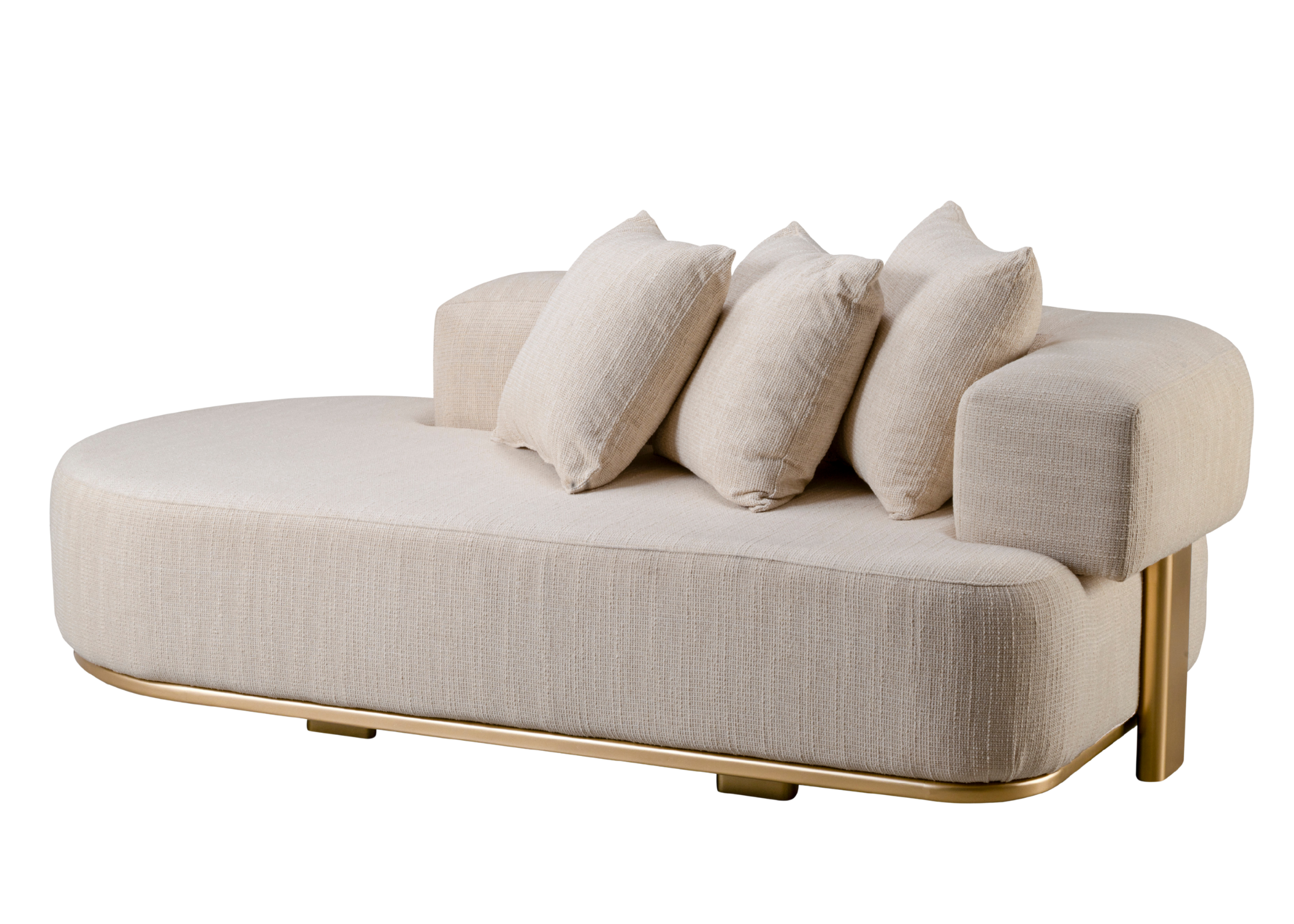 Chaise Divine com almofadas decorativas e base metalizada em ouro, apresentando design elegante e sofisticado, ideal para compor ambientes modernos e refinados.