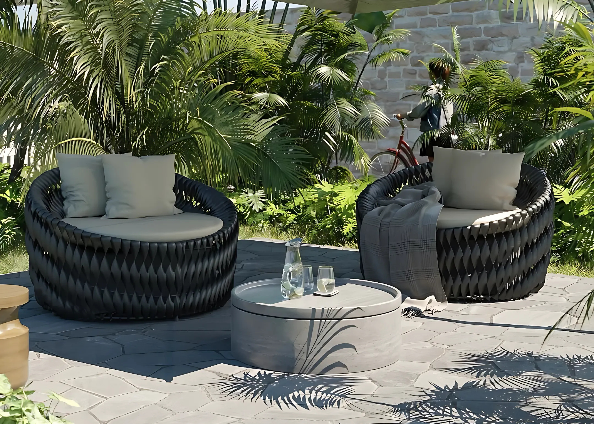 Chaise Fiona em fibra preta, apresentada em ambiente externo. Móvel de design contemporâneo e estrutura resistente, ideal para áreas de lazer ou varandas.