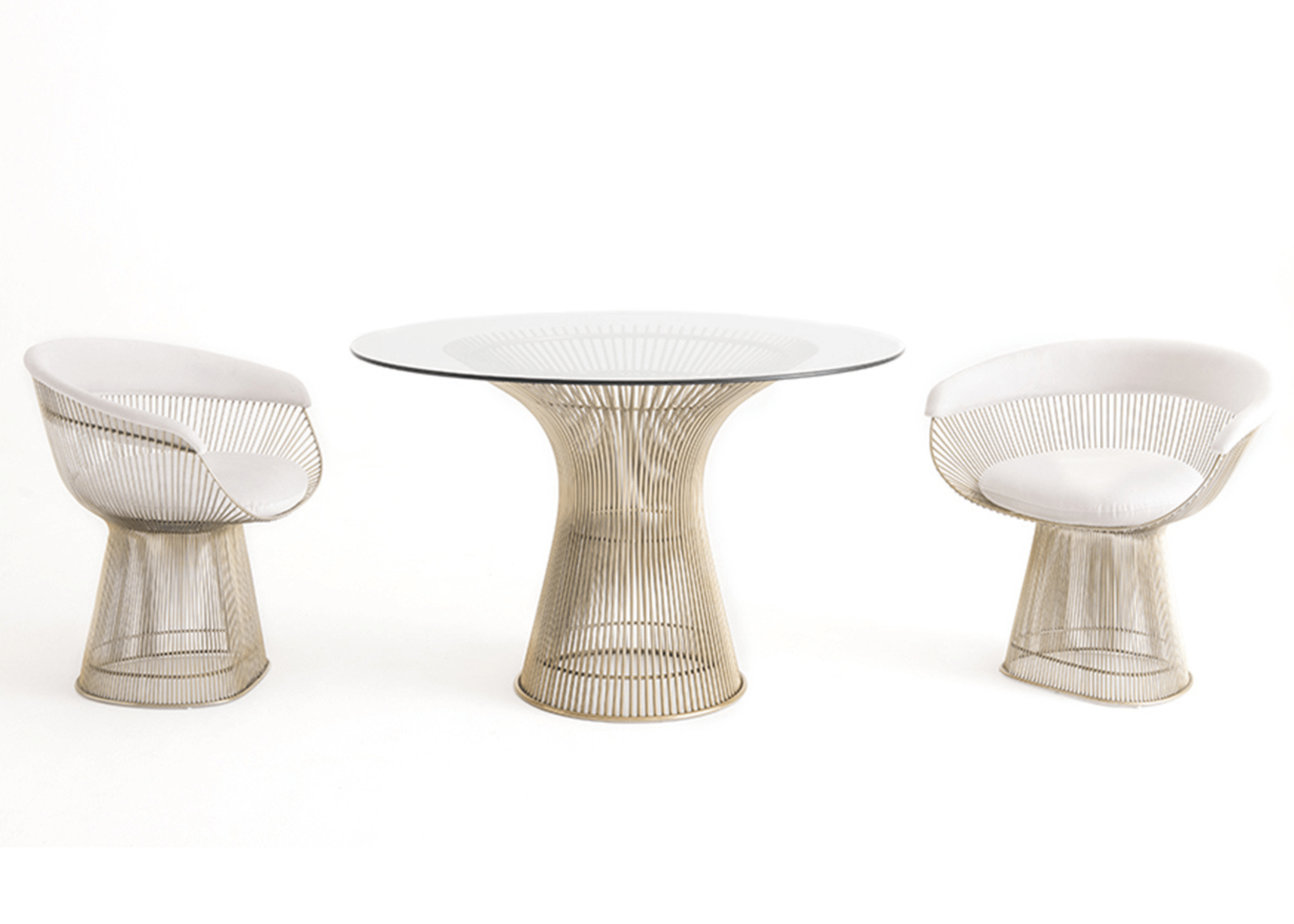 Conjunto com duas Cadeiras Platner e mesa redonda de vidro, estrutura em aço inox com design icônico e moderno.