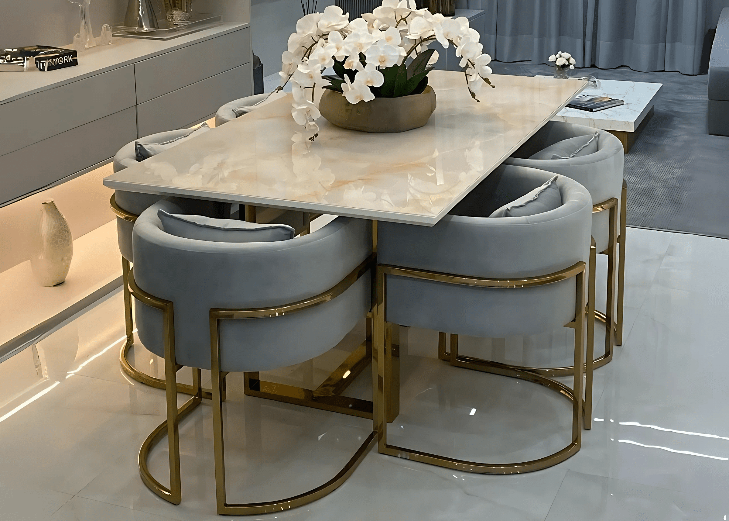 Sala de jantar moderna com conjunto Eldorado e detalhes em dourado.