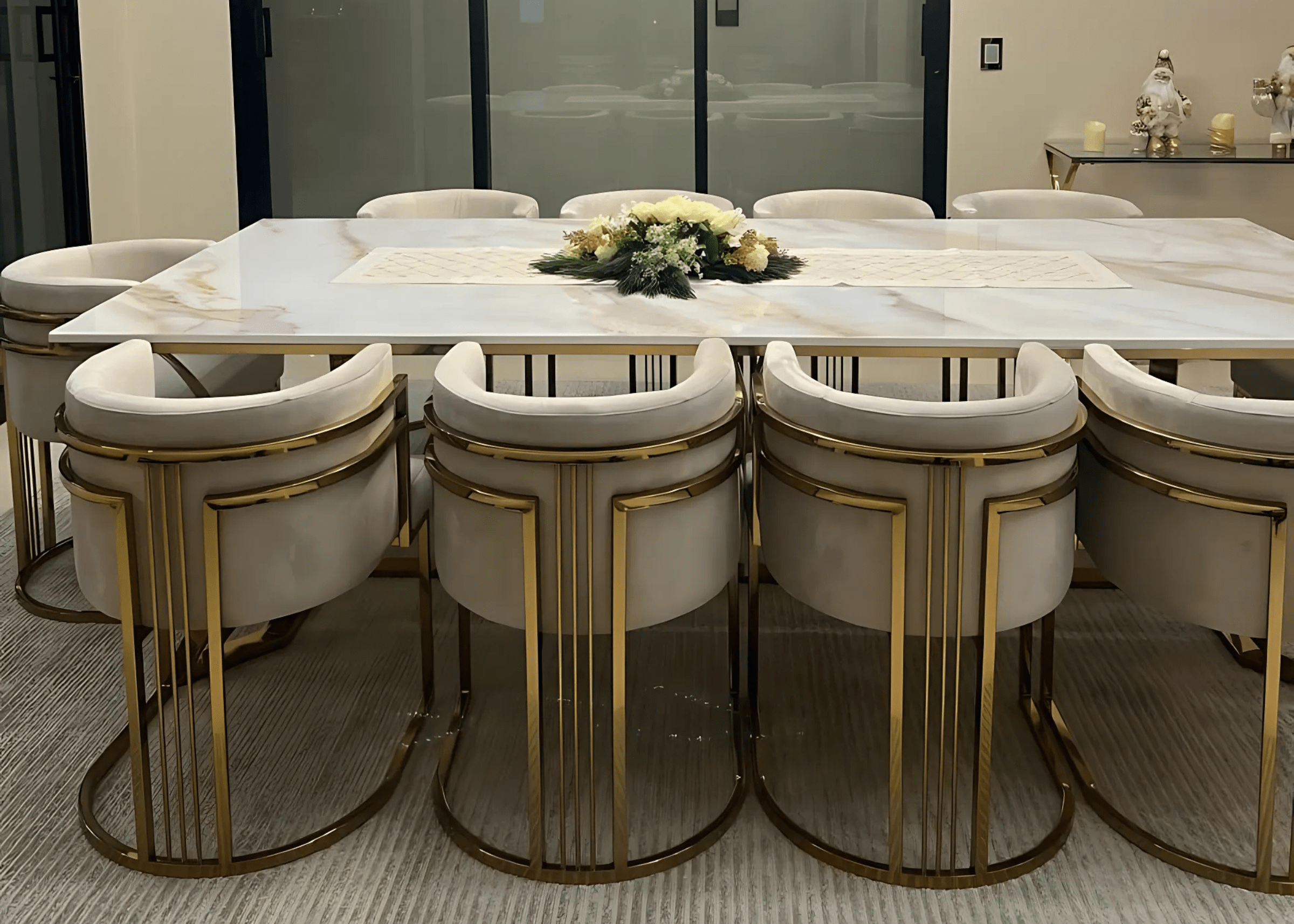 Detalhes da estrutura dourada da poltrona Charme em ambiente luxuoso.