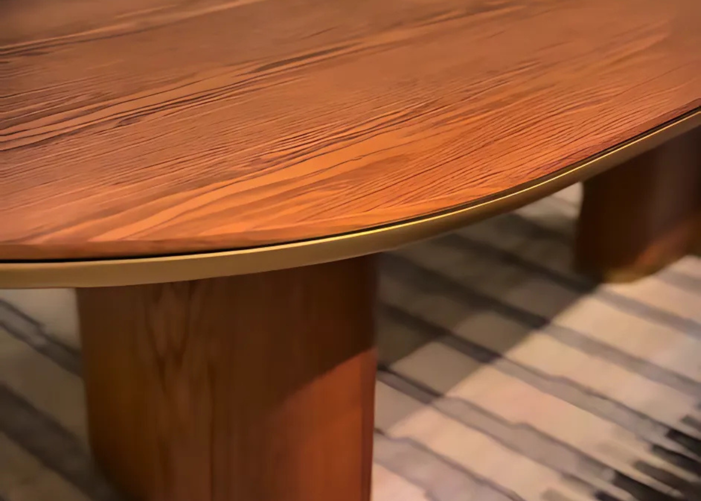 Detalhe da borda metalizada na cor gold da mesa de jantar modelo Valence. Acabamento sofisticado que valoriza o design contemporâneo da peça.