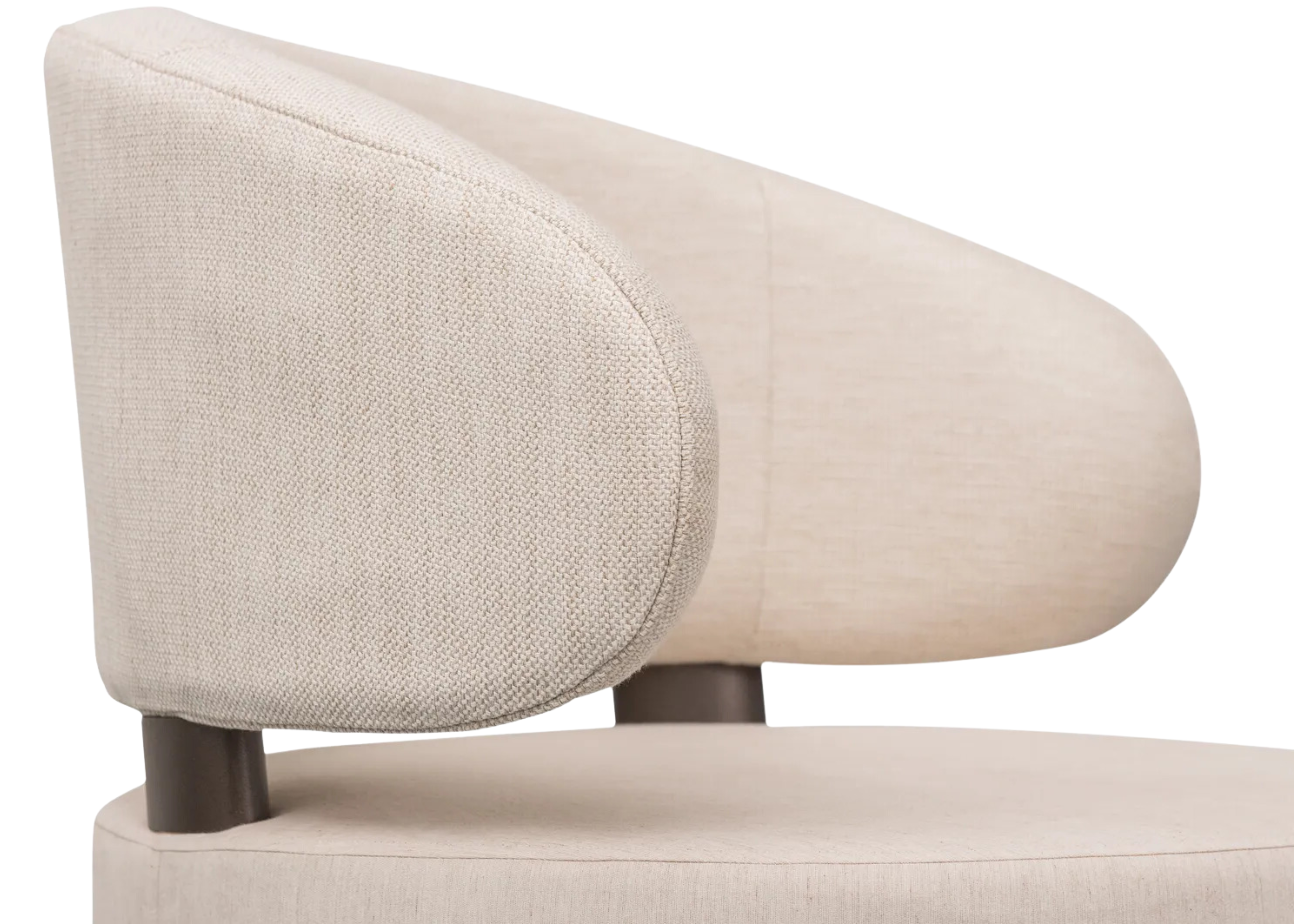 Detalhe do encosto curvo da Poltrona Giratória Redonda Zayn com acabamento sofisticado.