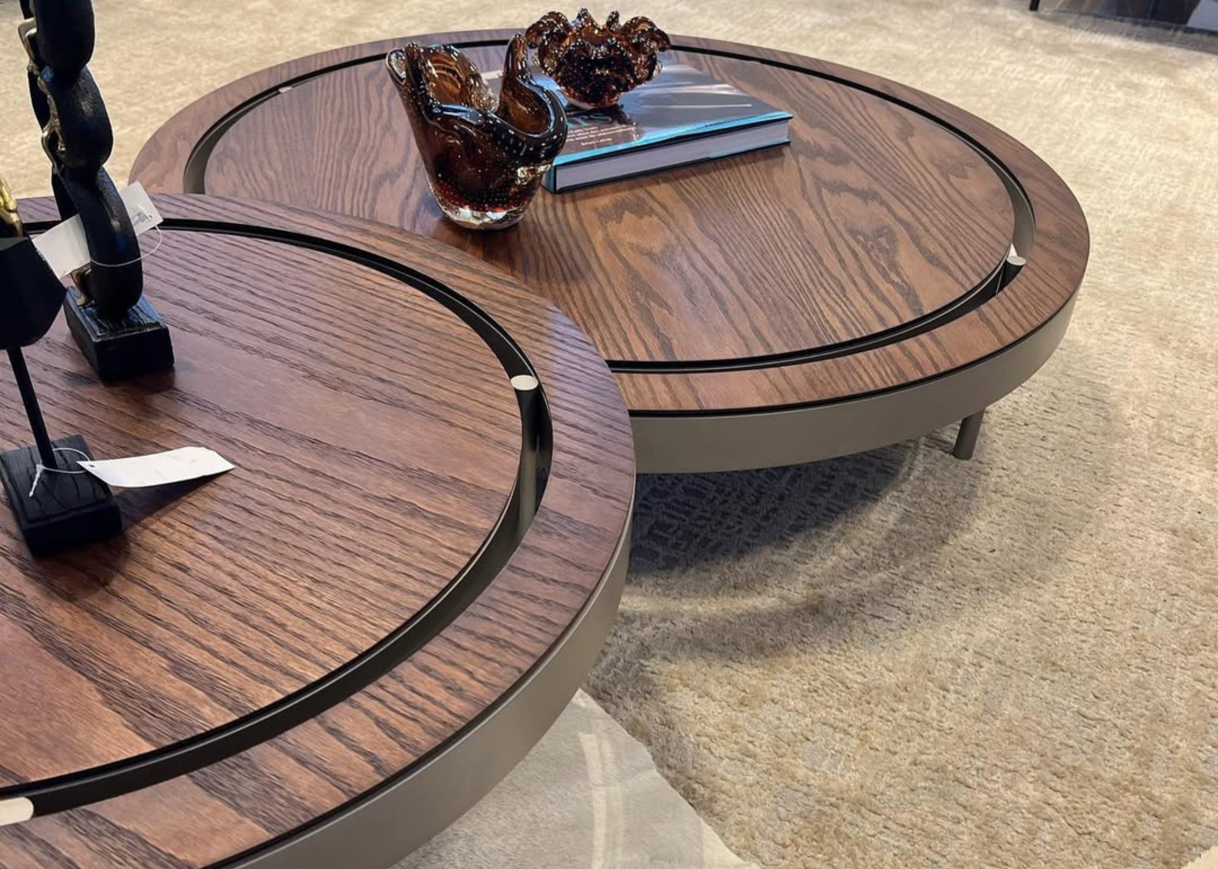 Detalhe dos frisos internos da mesa de centro modelo Frizzo. Acabamento delicado que valoriza o design contemporâneo da peça.