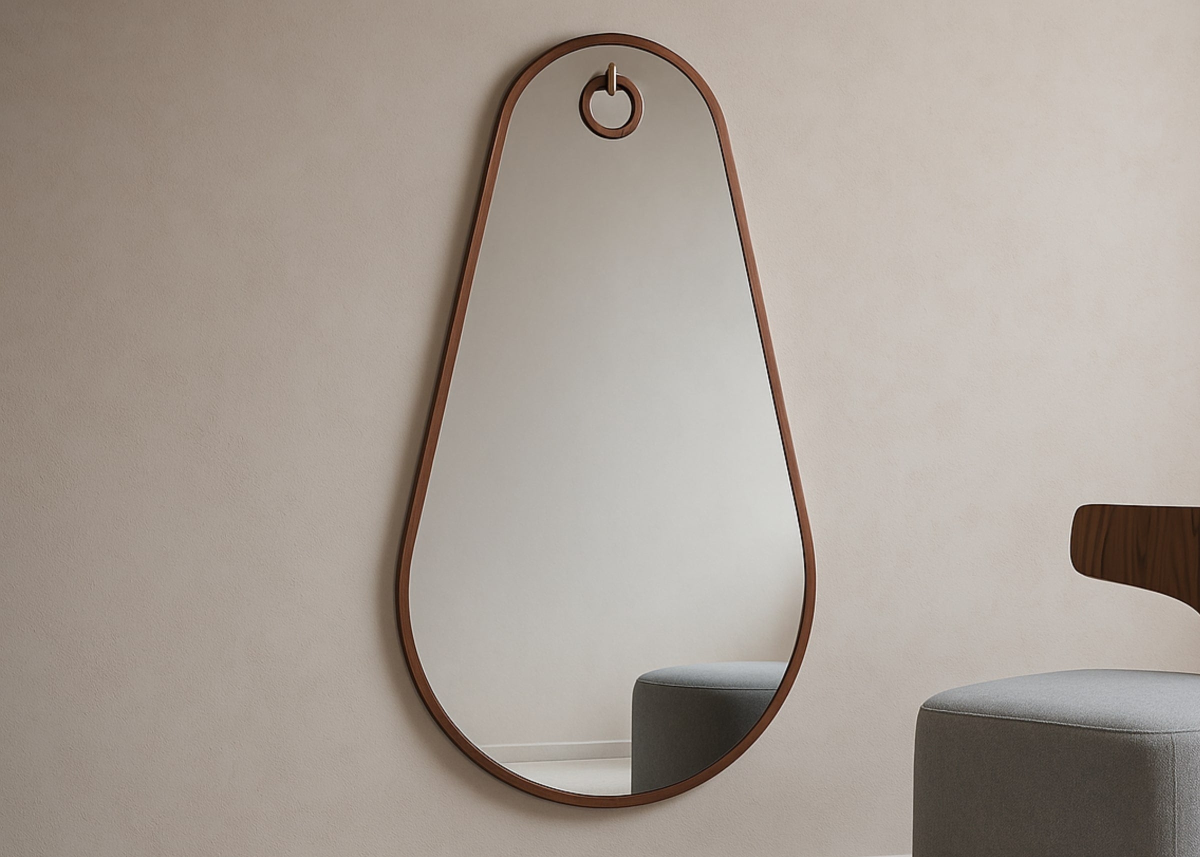 Espelho Arthemis com formato de gota e moldura em madeira, fixado em parede neutra. Design orgânico e contemporâneo que valoriza a decoração com sofisticação.