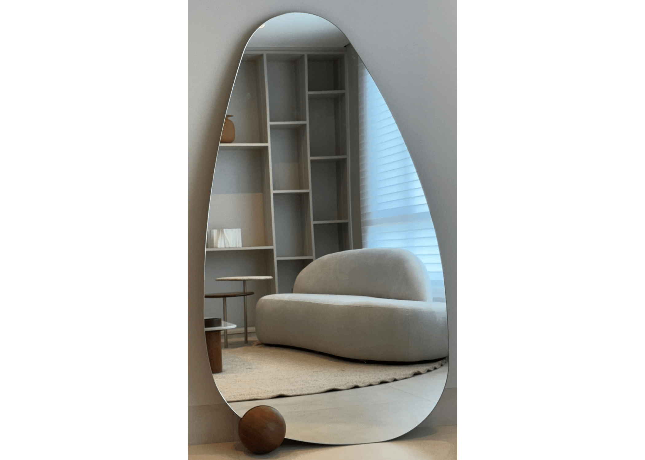 Espelho de chão decorativo modelo Royal com formato orgânico assimétrico e base com esfera, ideal para halls, salas e closets modernos.
