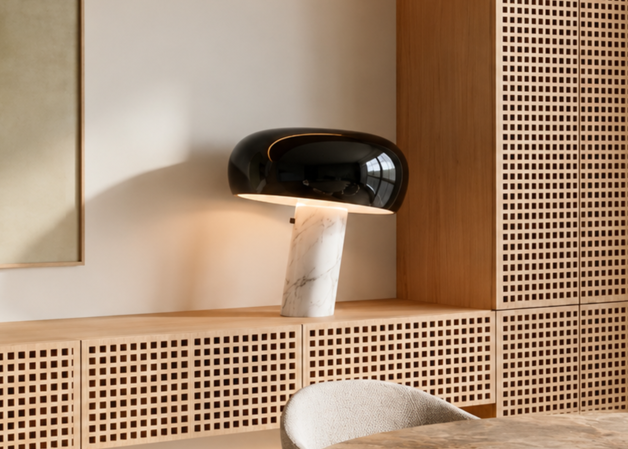 Luminária de mesa 4124 com base em mármore natural e cúpula em alumínio preto, apresentando acabamento sofisticado e contemporâneo.