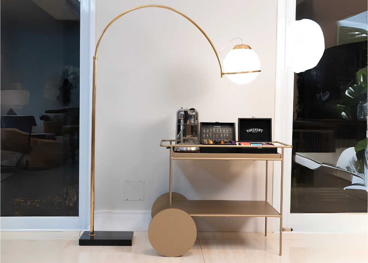 Luminária de coluna elegante em inox dourado, trazendo um toque de sofisticação e iluminação refinada para ambientes modernos.