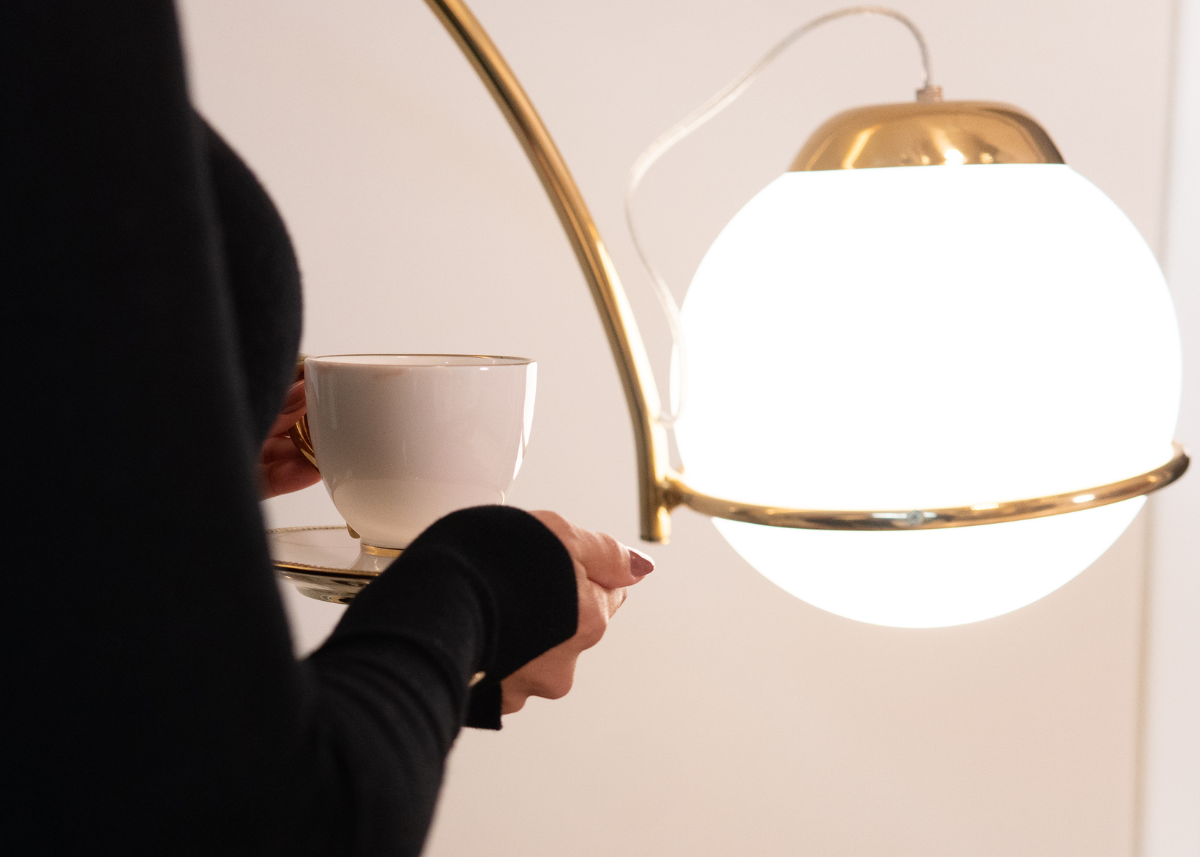 Luminária de coluna luxuosa para sala de estar, com cúpula em formato de bola, ideal para ambientes sofisticados e elegantes.