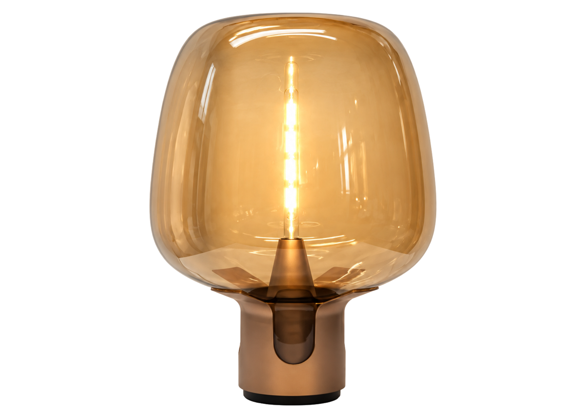 Luminária de mesa 4137 com base em metal dourado e cúpula em vidro âmbar, apresentando design elegante e sofisticado.