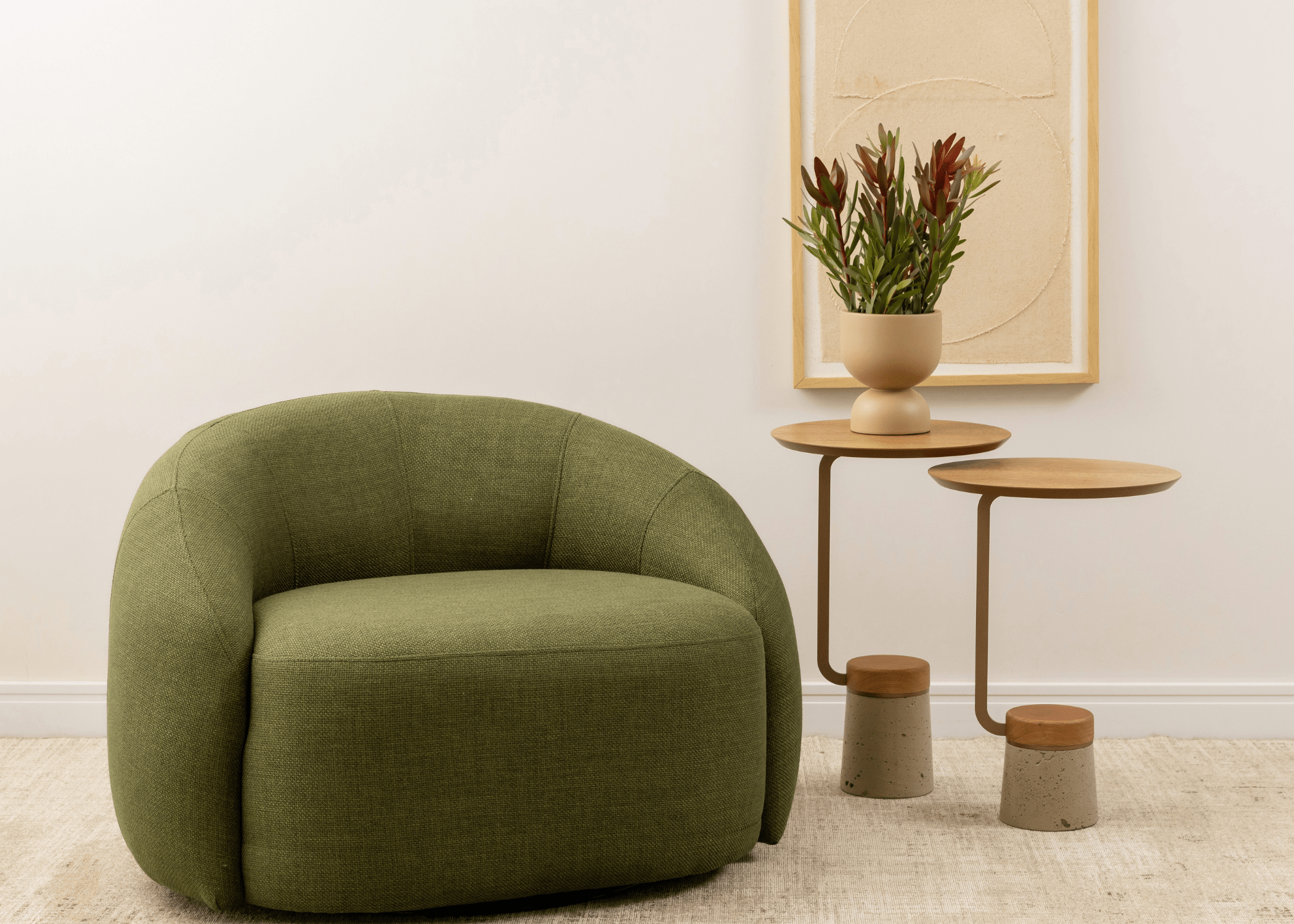 Mesa de apoio moderna com haste metalizada, perfeita para complementar a decoração da sala de estar.