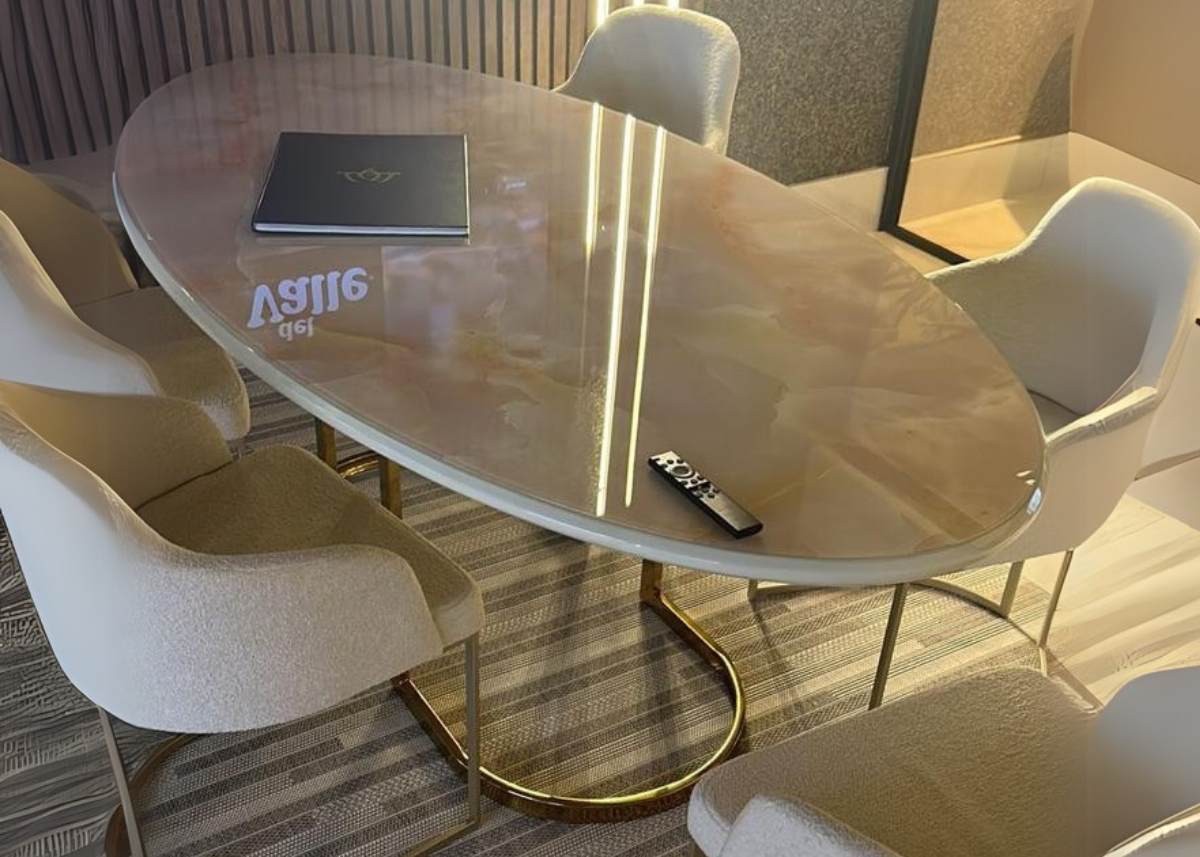 Mesa Boreal com base em inox e tampo de vidro marmorizado, design sofisticado e contemporâneo.