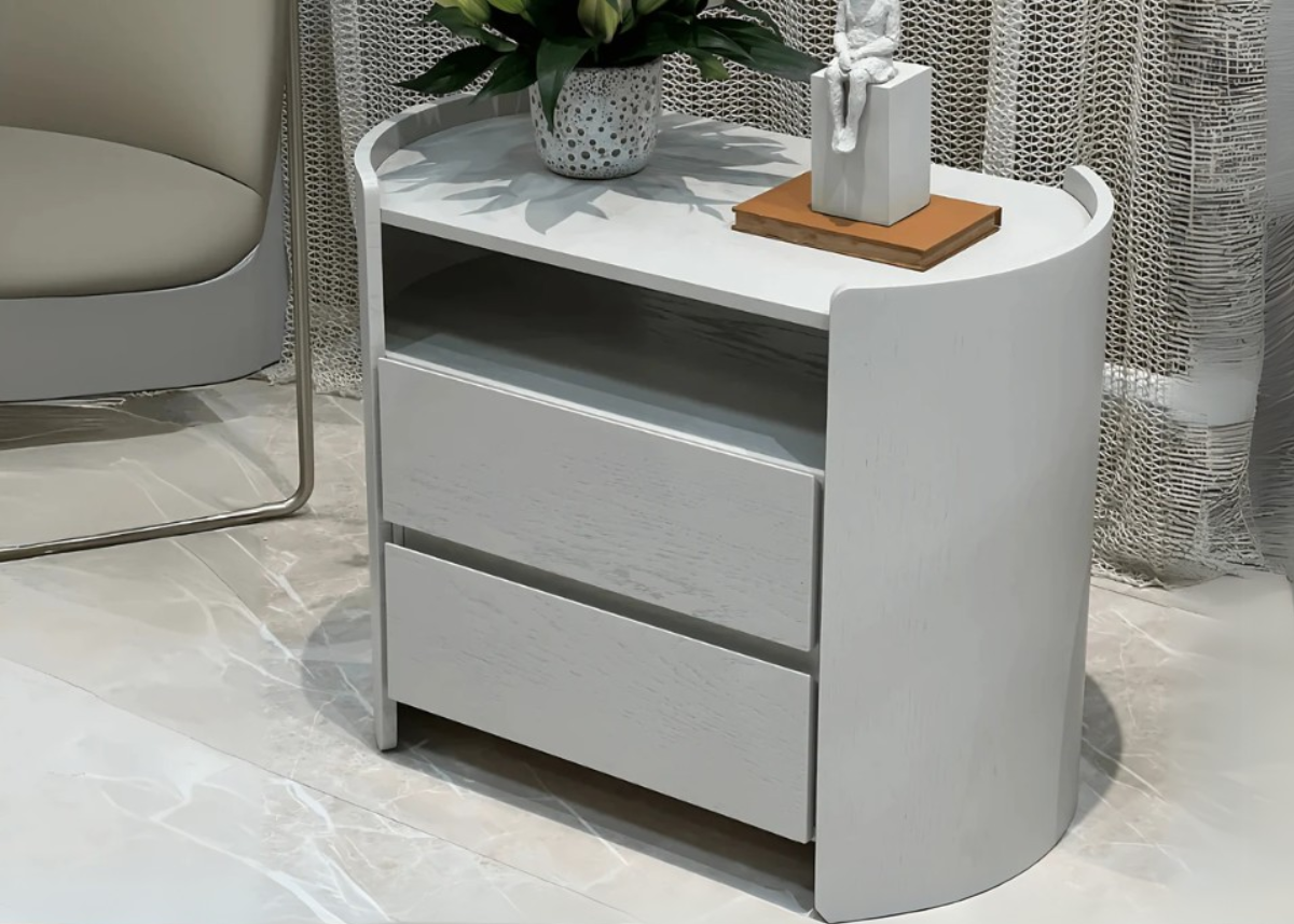 Mesa de cabeceira Lotus com acabamento off-white e design moderno. Móvel sofisticado e funcional, ideal para quartos contemporâneos que valorizam elegância e praticidade.