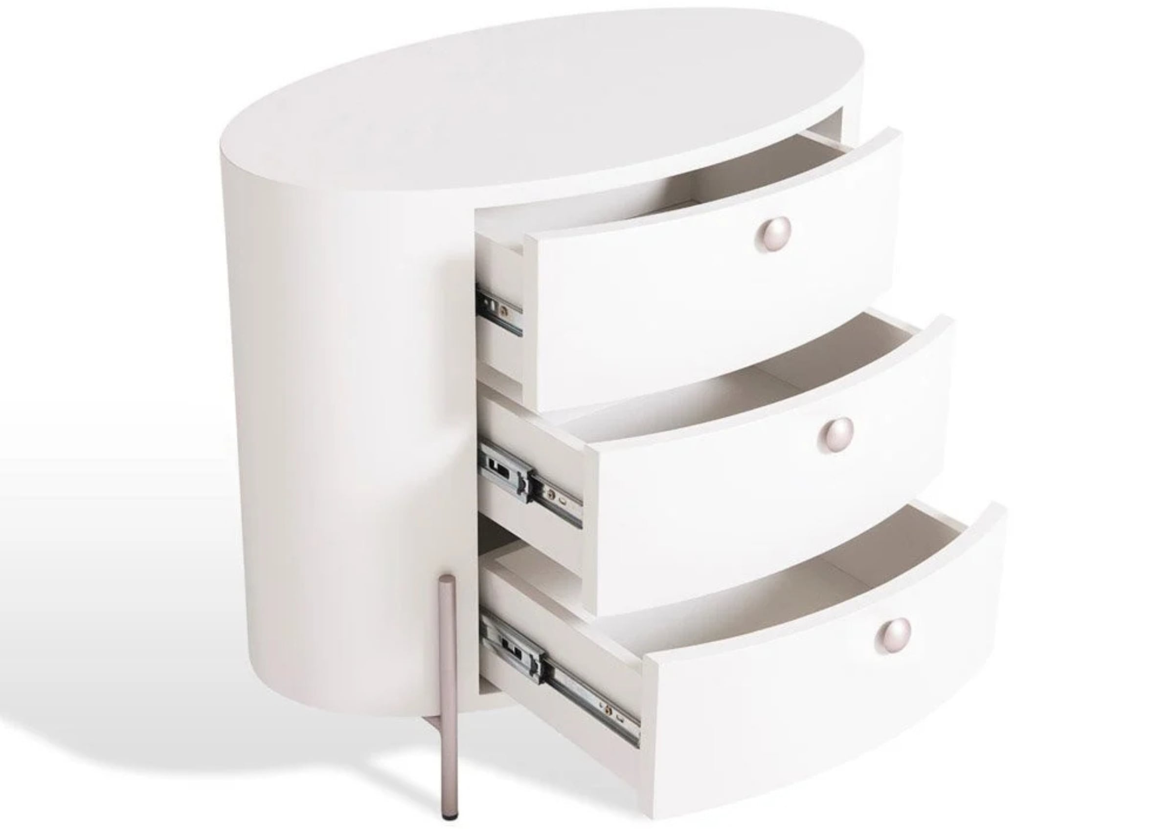 Mesa de cabeceira oval Leka com três gavetas abertas e corrediças telescópicas para quartos alto padrão.