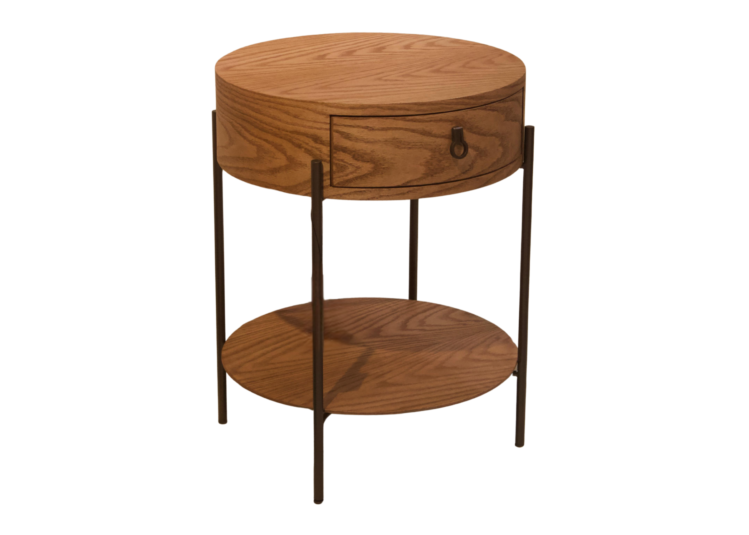 Mesa de cabeceira modelo Notte, pequena, com tampo em carvalho mel e base em aço carbono com acabamento dourado. Design elegante e moderno, ideal para ambientes refinados, apresentada sobre fundo neutro.