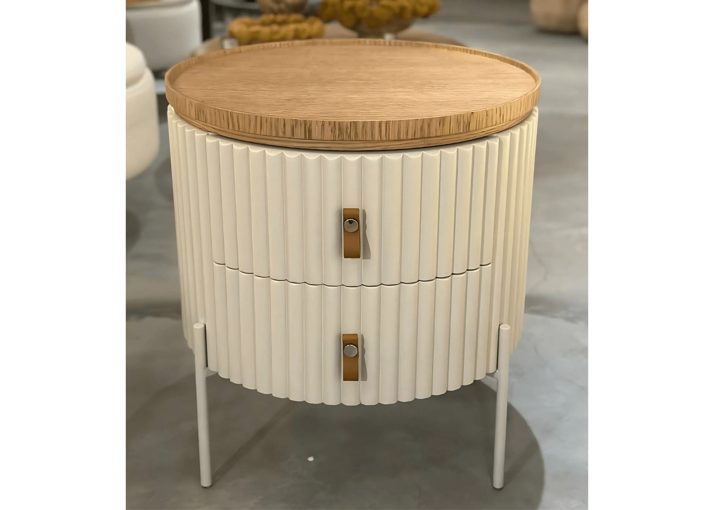 Mesa de cabeceira off white redonda com tampo em madeira clara e acabamento ripado moderno.