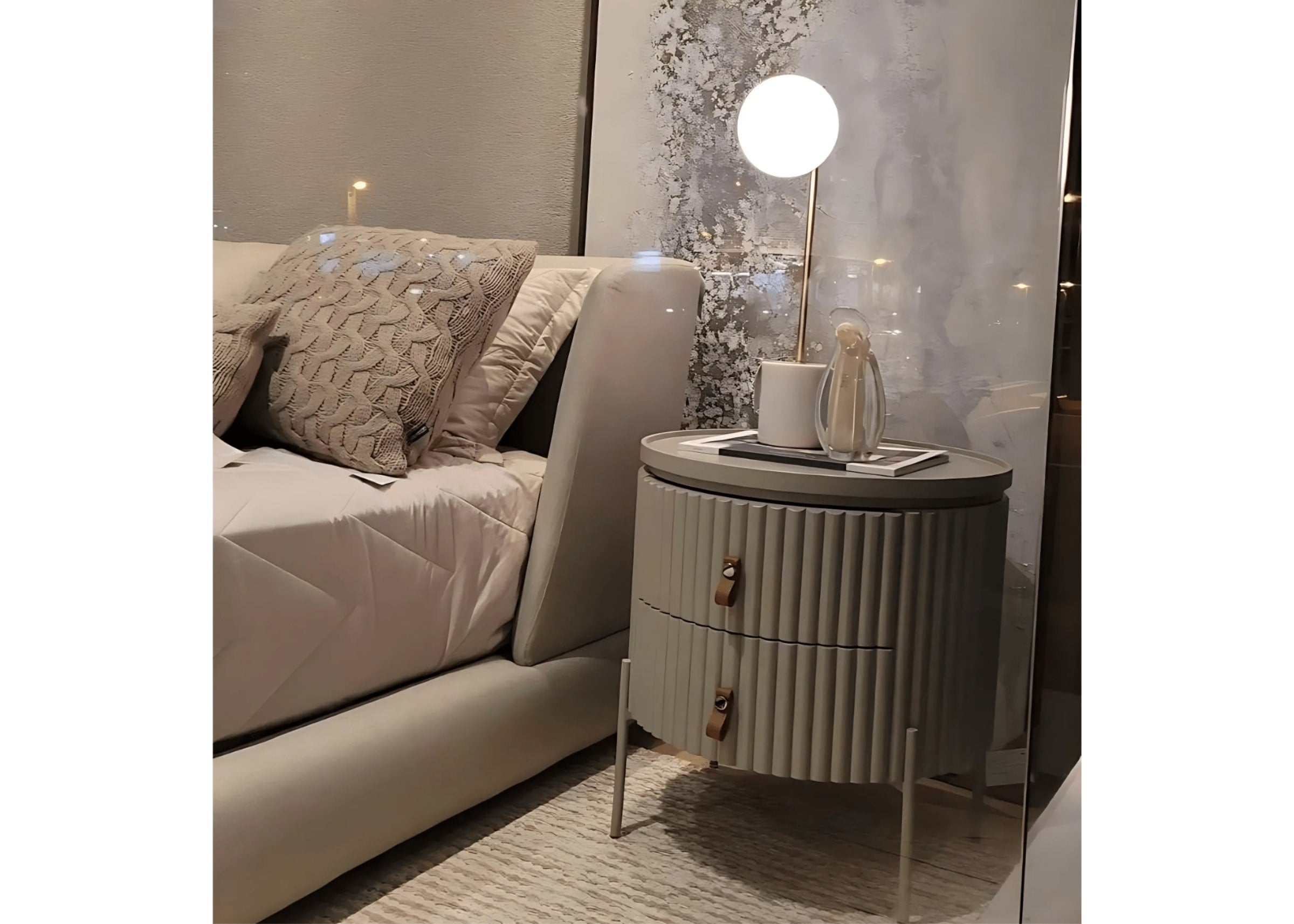 Mesa de cabeceira ripada redonda com gavetas ao lado da cama em quarto de alto padrão.