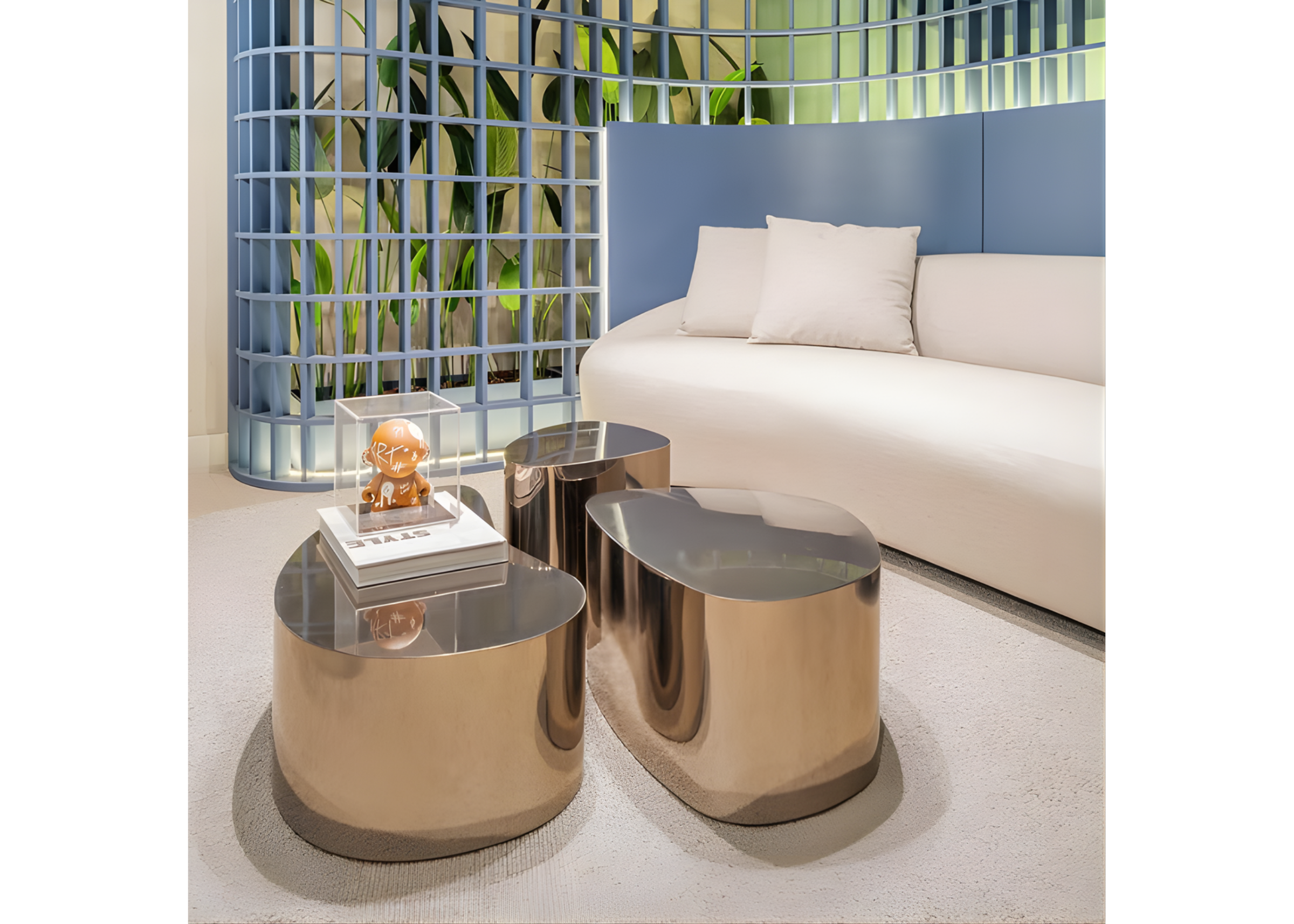 Mesa de centro Maestra com estrutura em aço inox dourado e tampo laqueado, vista sobre sala de estar luxuosa. Peça elegante que combina luxo e design contemporâneo.