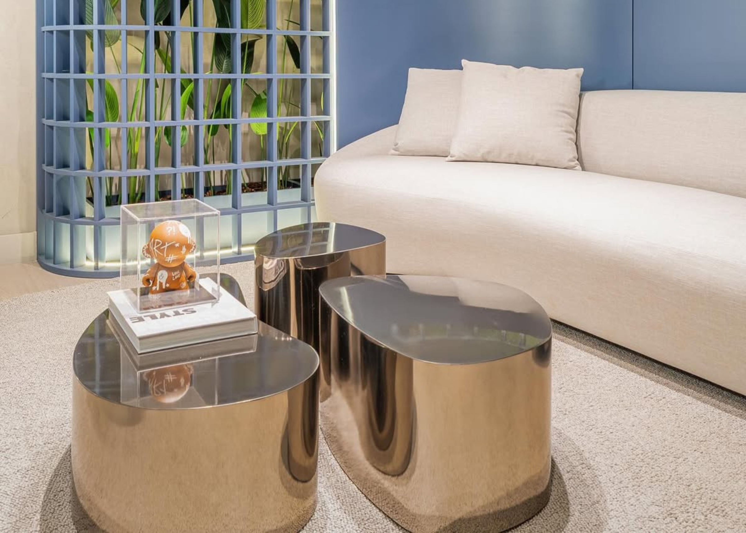 Mesa de centro Maestra com estrutura em aço inox dourado e tampo laqueado, vista sobre sala de estar luxuosa. Peça elegante que combina luxo e design contemporâneo.