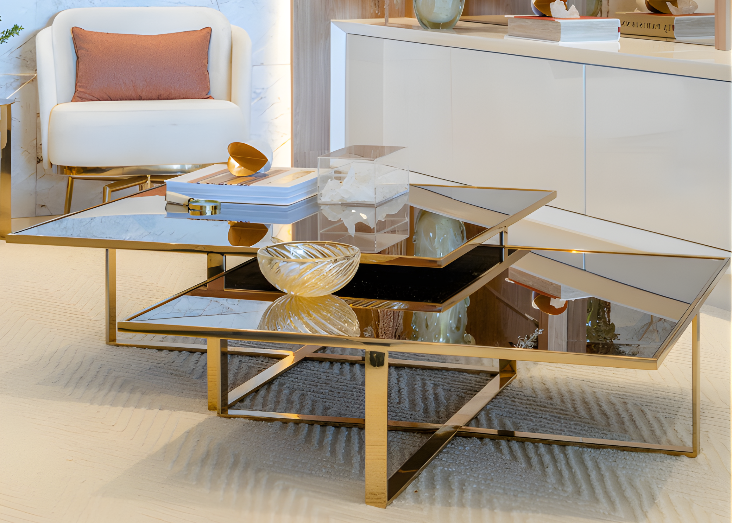 Mesa de centro Inox Golden com tampo fume Lola, design sofisticado e acabamento refinado. Ideal para salas de estar modernas e de luxo.