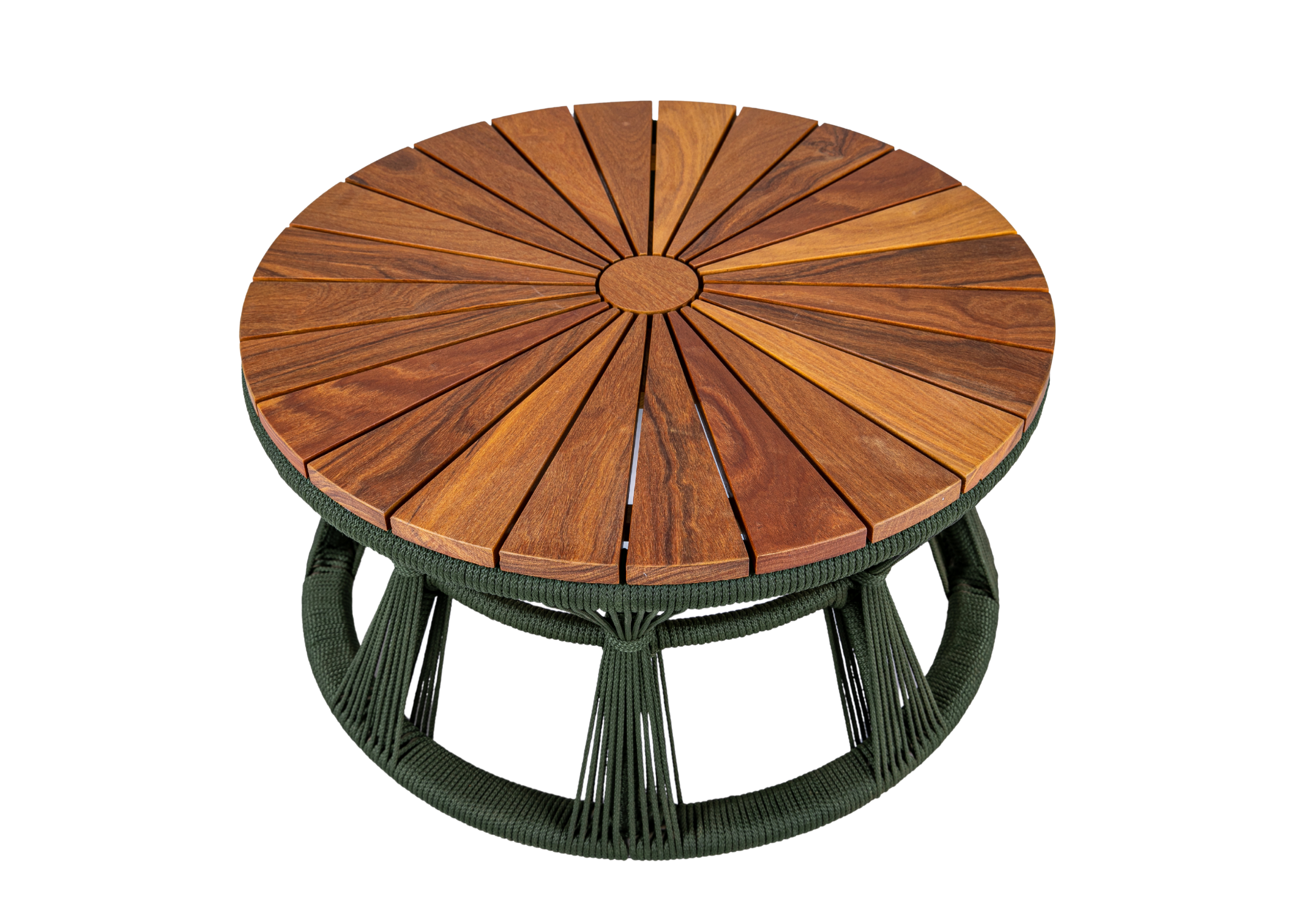 Mesa de centro para área externa com base em corda náutica e tampo em madeira cumaru modelo Emília. Móvel para uso externo.