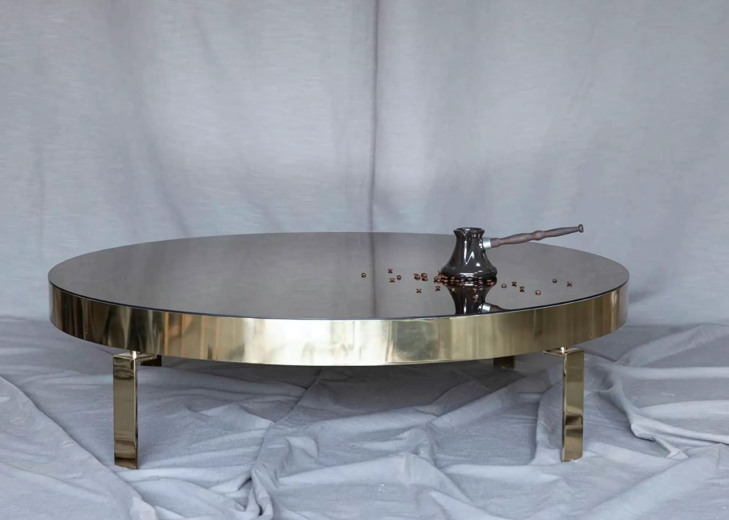 Mesa de centro Daros com base dourada, design sofisticado e moderno. Ideal para compor salas de estar elegantes.