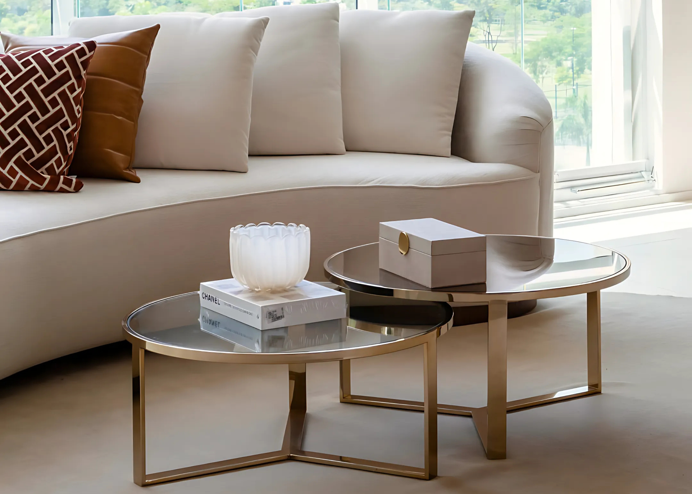 Mesa de centro com base em inox dourado e tampo em vidro transparente, design sofisticado e elegante. Ideal para ambientes modernos e luxuosos.