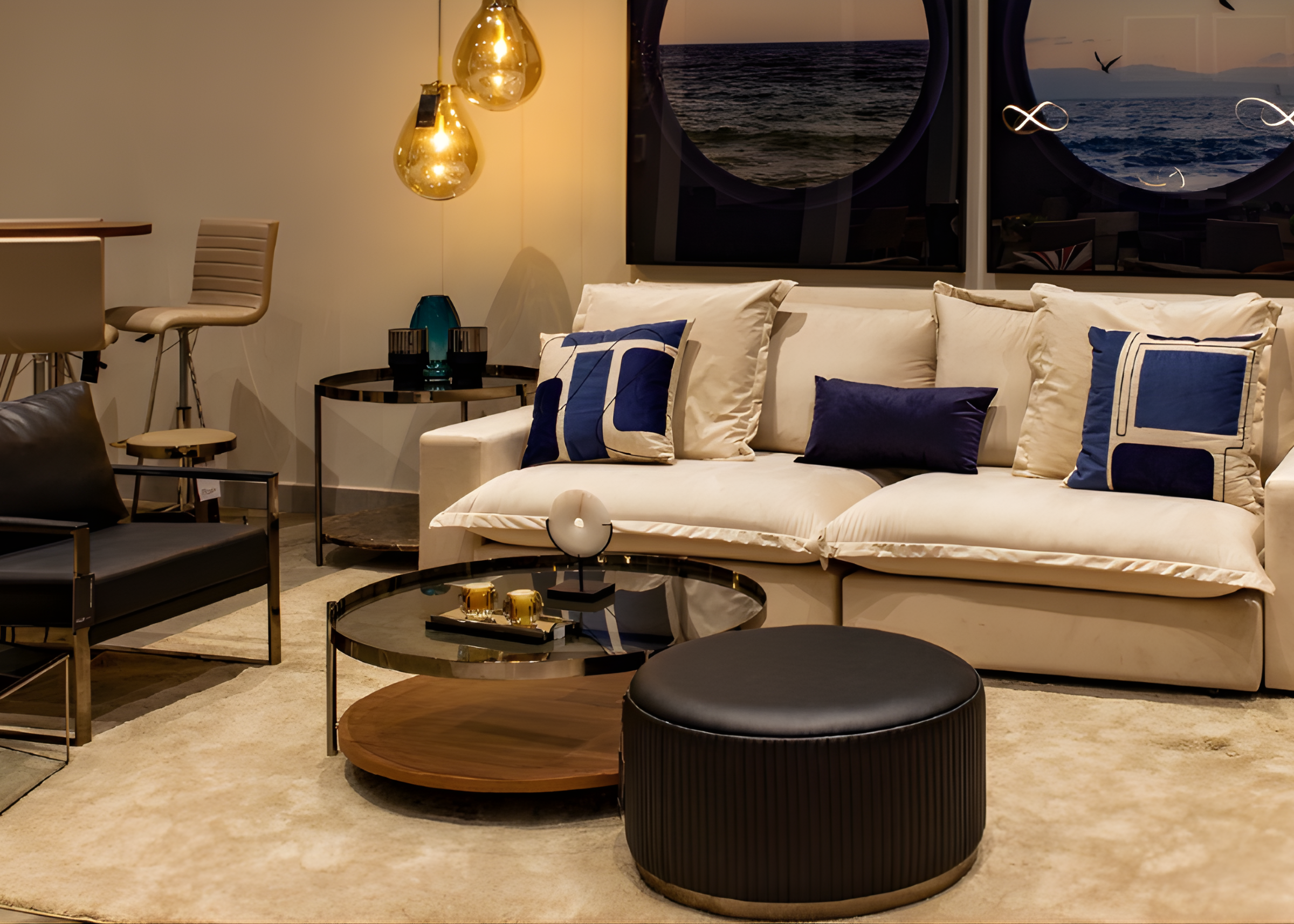 Mesa de centro Calla I com tampo de vidro fumê, ideal para compor salas de estar sofisticadas com elegância e estilo contemporâneo.