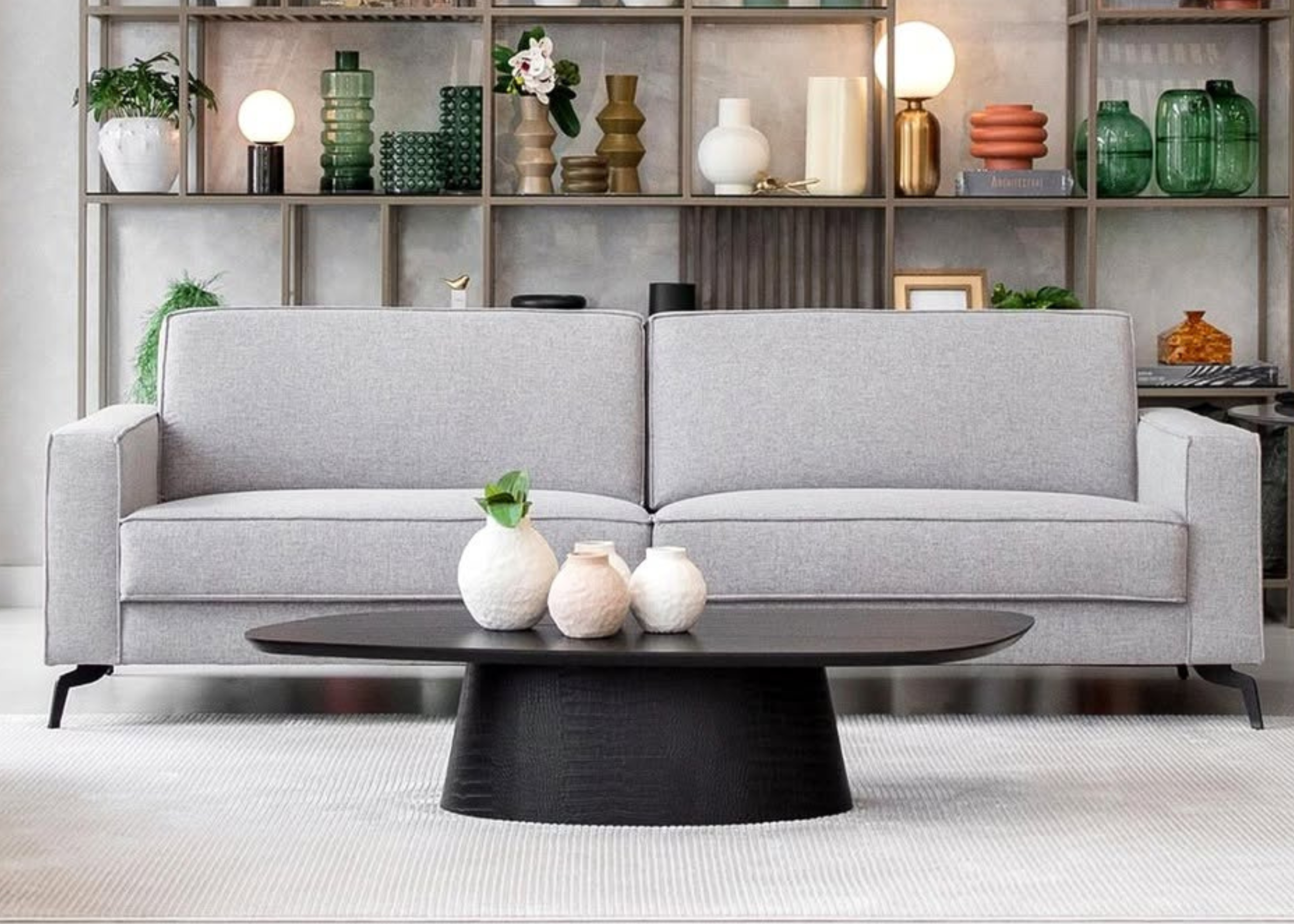 Mesa de centro Carmen com base em couro croco preto, design sofisticado e acabamento texturizado. Perfeita para salas de estar elegantes.