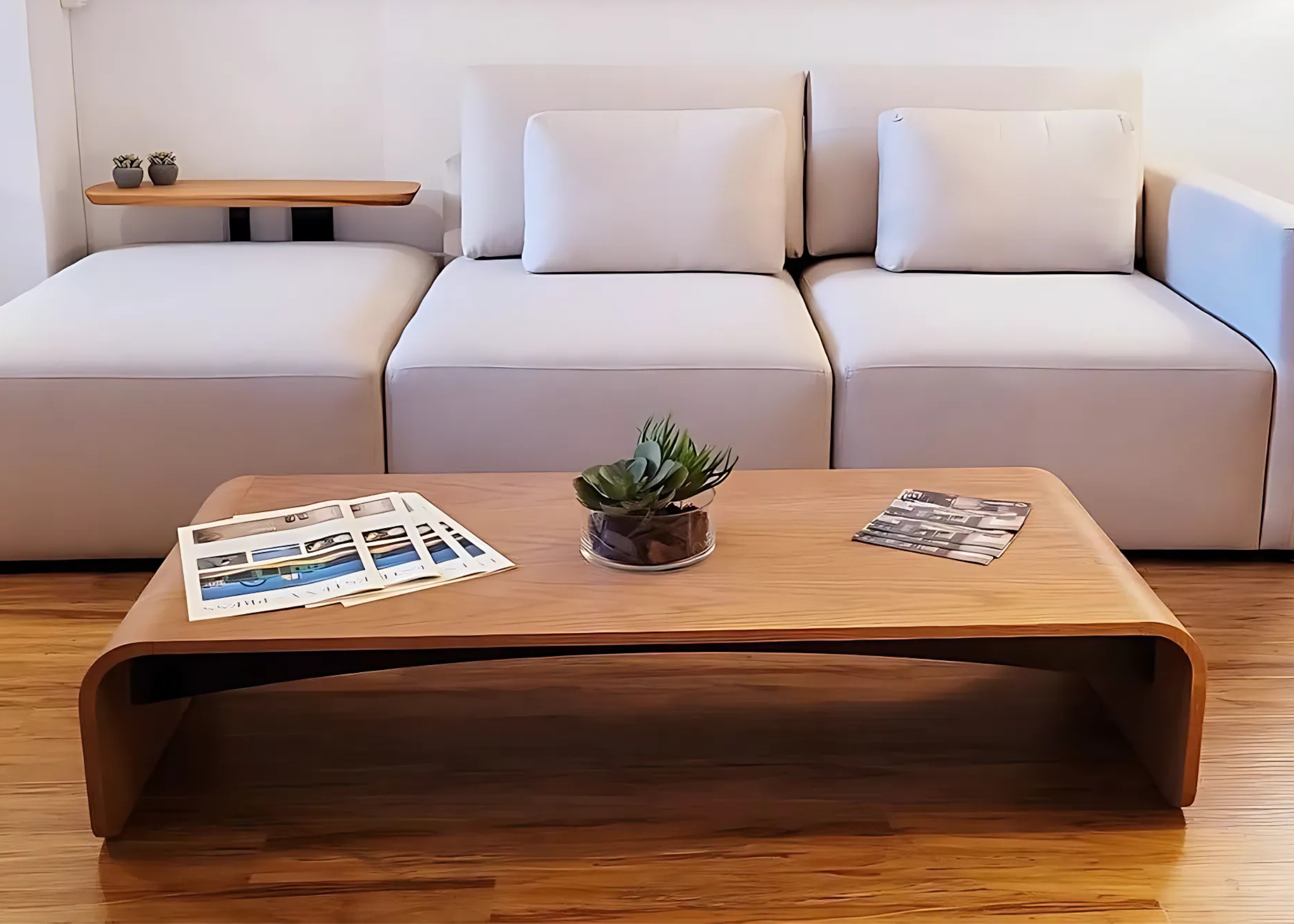 Mesa de centro Laura em carvalho amêndoa, destacada em ambiente clean. Peça de design moderno com acabamento natural, ideal para salas de estar sofisticadas.