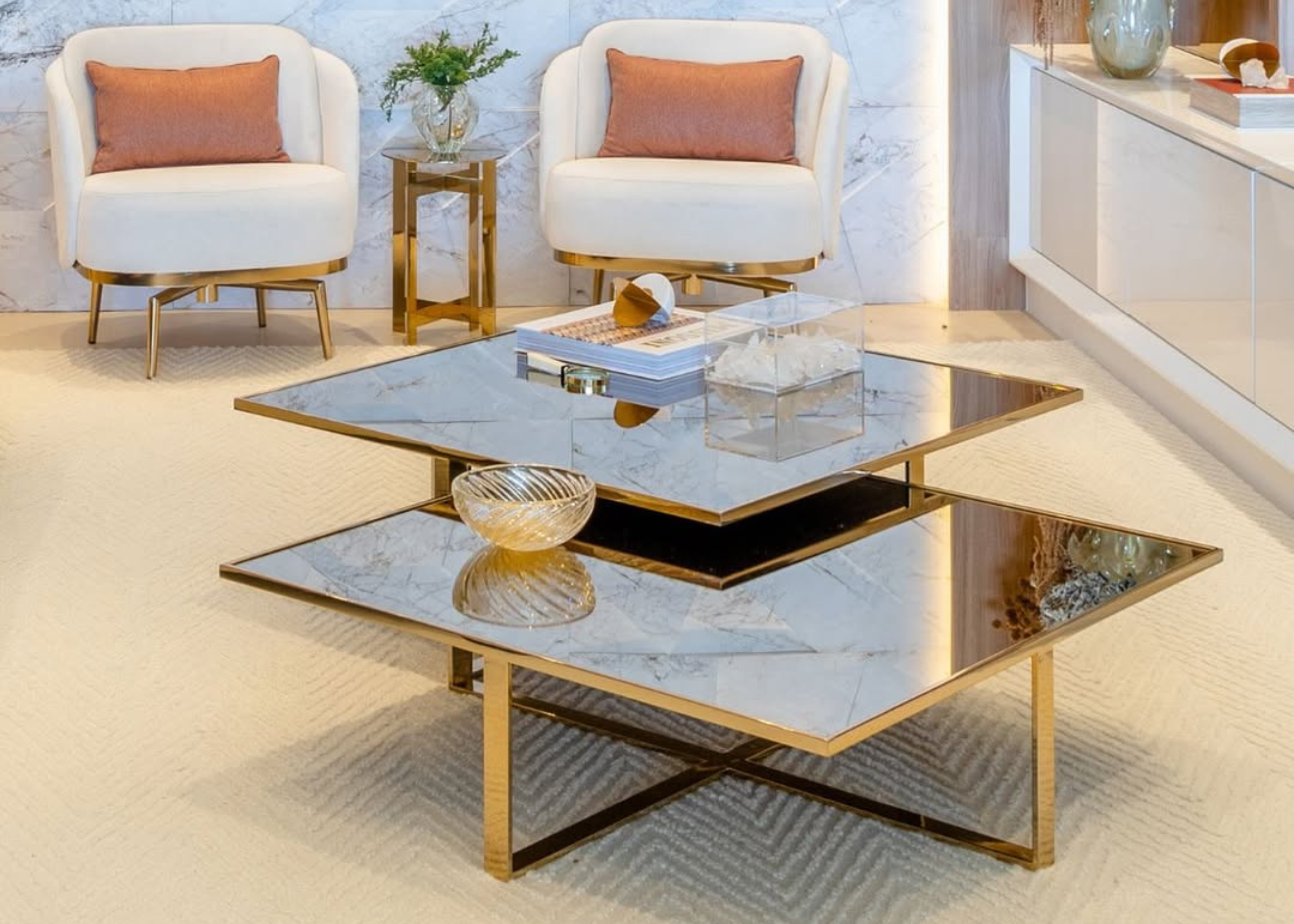 Mesa de centro Inox Golden com tampo fume Lola, design sofisticado e acabamento refinado. Ideal para salas de estar modernas e de luxo.