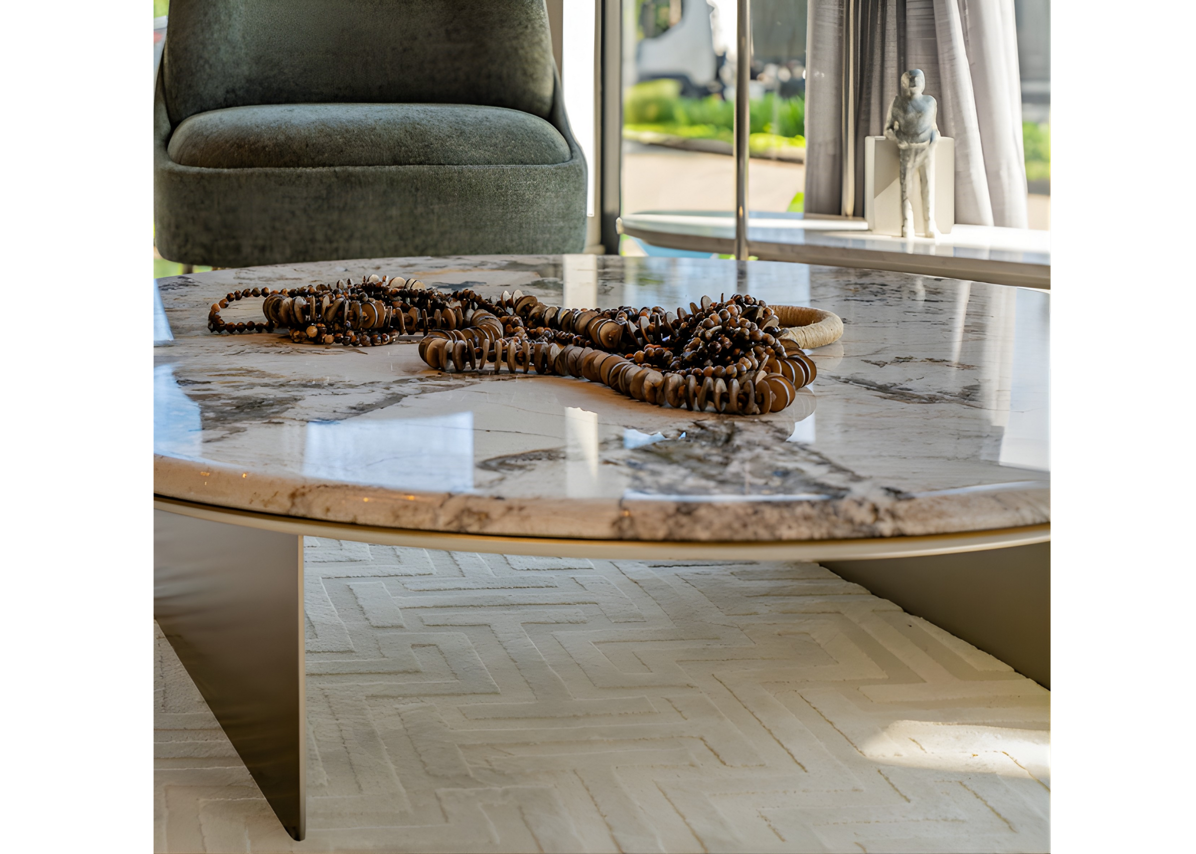 Mesa de centro Luck em sala de estar luxuosa. Peça elegante que combina sofisticação e estilo no ambiente.