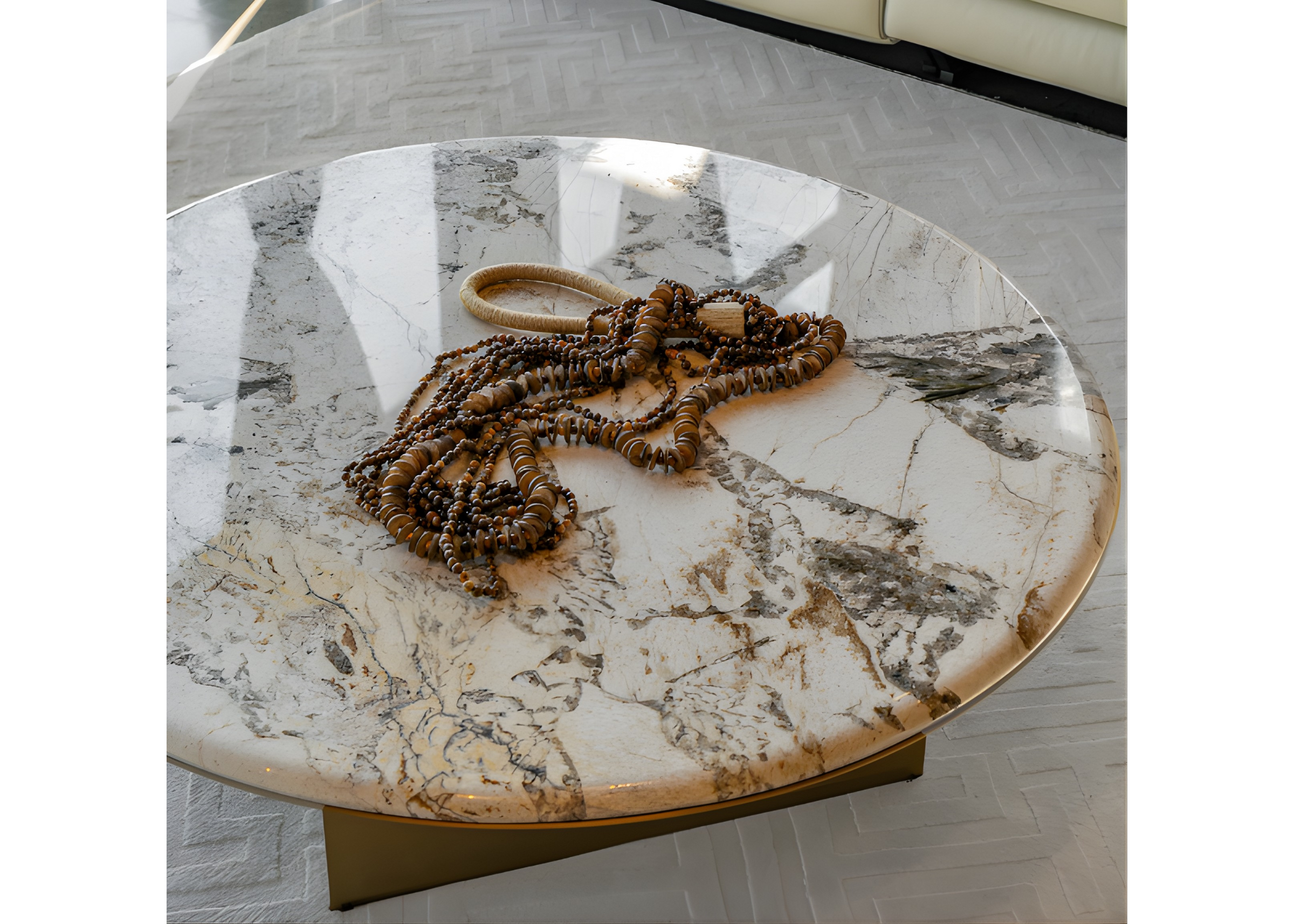 Mesa de centro Luck com tampo em Alpinus. Peça de luxo sofisticada que valoriza o ambiente com elegância e estilo.