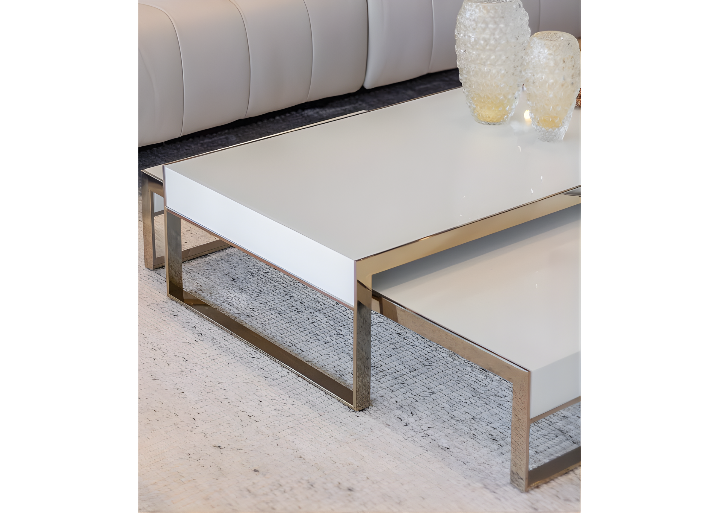 Mesa de centro Luna com acabamento em aço inox dourado e tampo em vidro branco, unindo luxo e elegância em um design contemporâneo.
