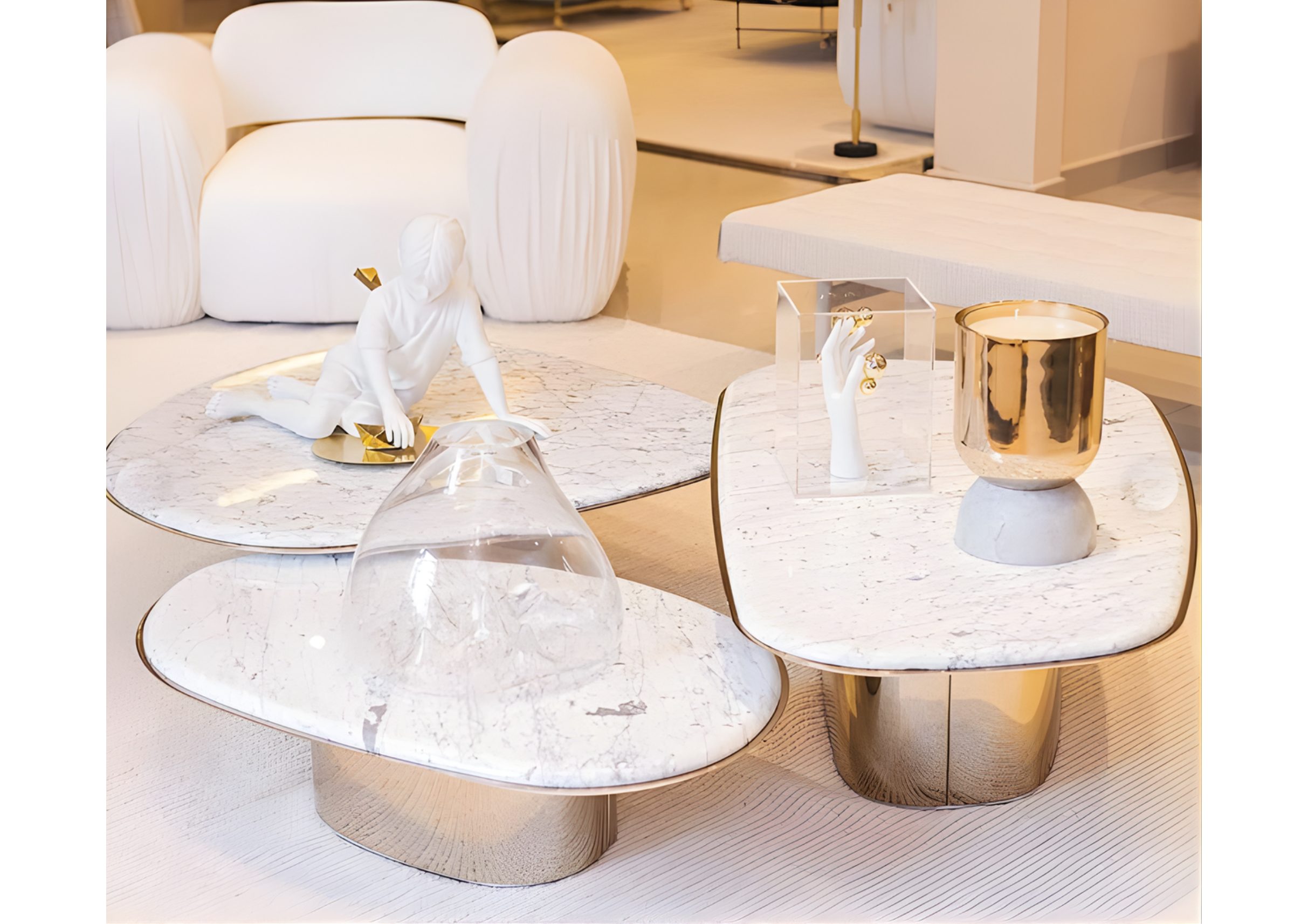 Mesa de centro Majestosa com tampo em mármore Calacata, ideal para salas de estar luxuosas. Seu design refinado e acabamento impecável proporcionam um toque de sofisticação e exclusividade ao ambiente.