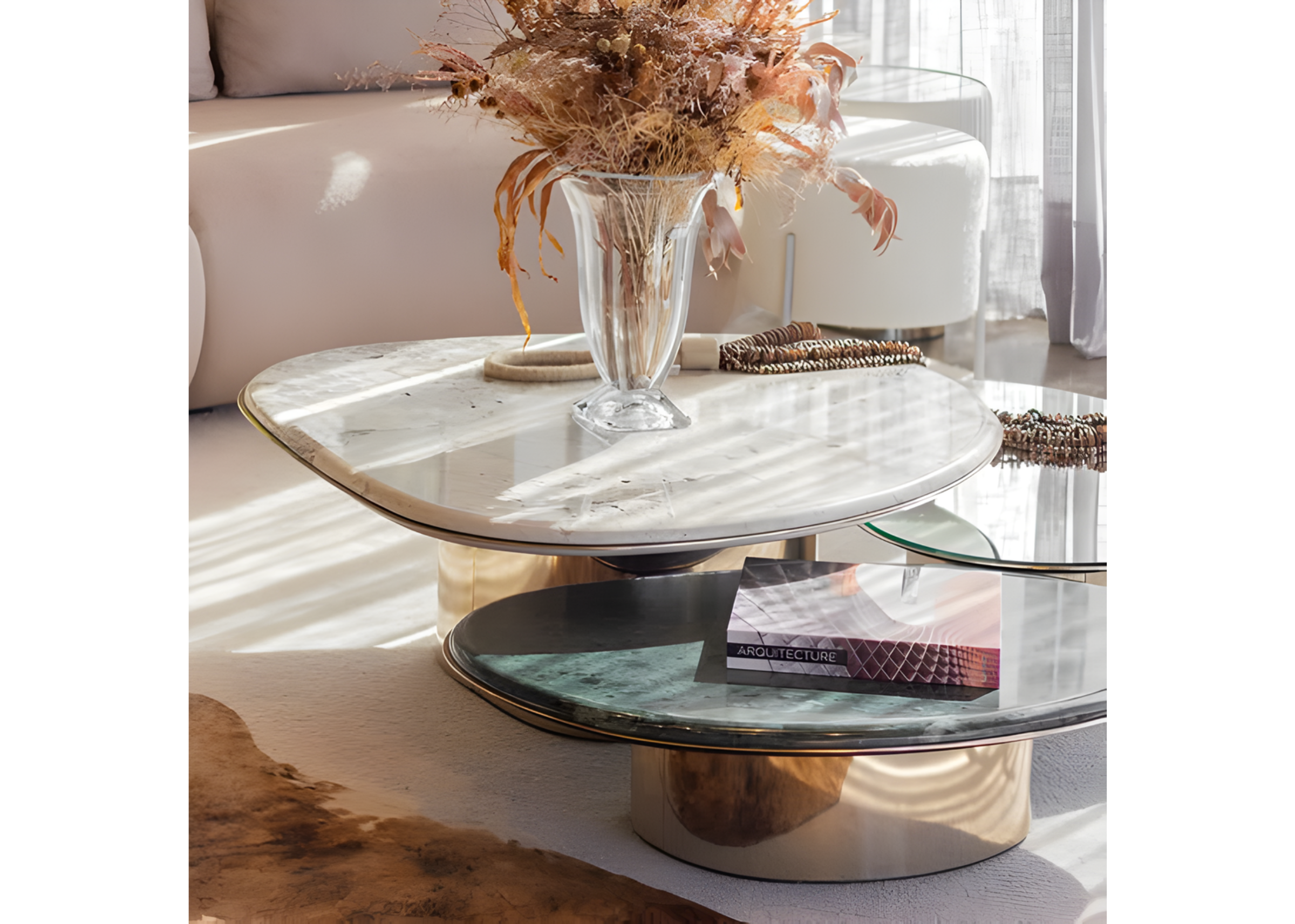 Mesa de centro Majestosa com tampo em mármore Verde Guatemala e Calacata, combinando texturas naturais e luxuosas. Sua base em aço inox dourado complementa o design sofisticado, criando um ponto focal de elegância e requinte na sala de estar.