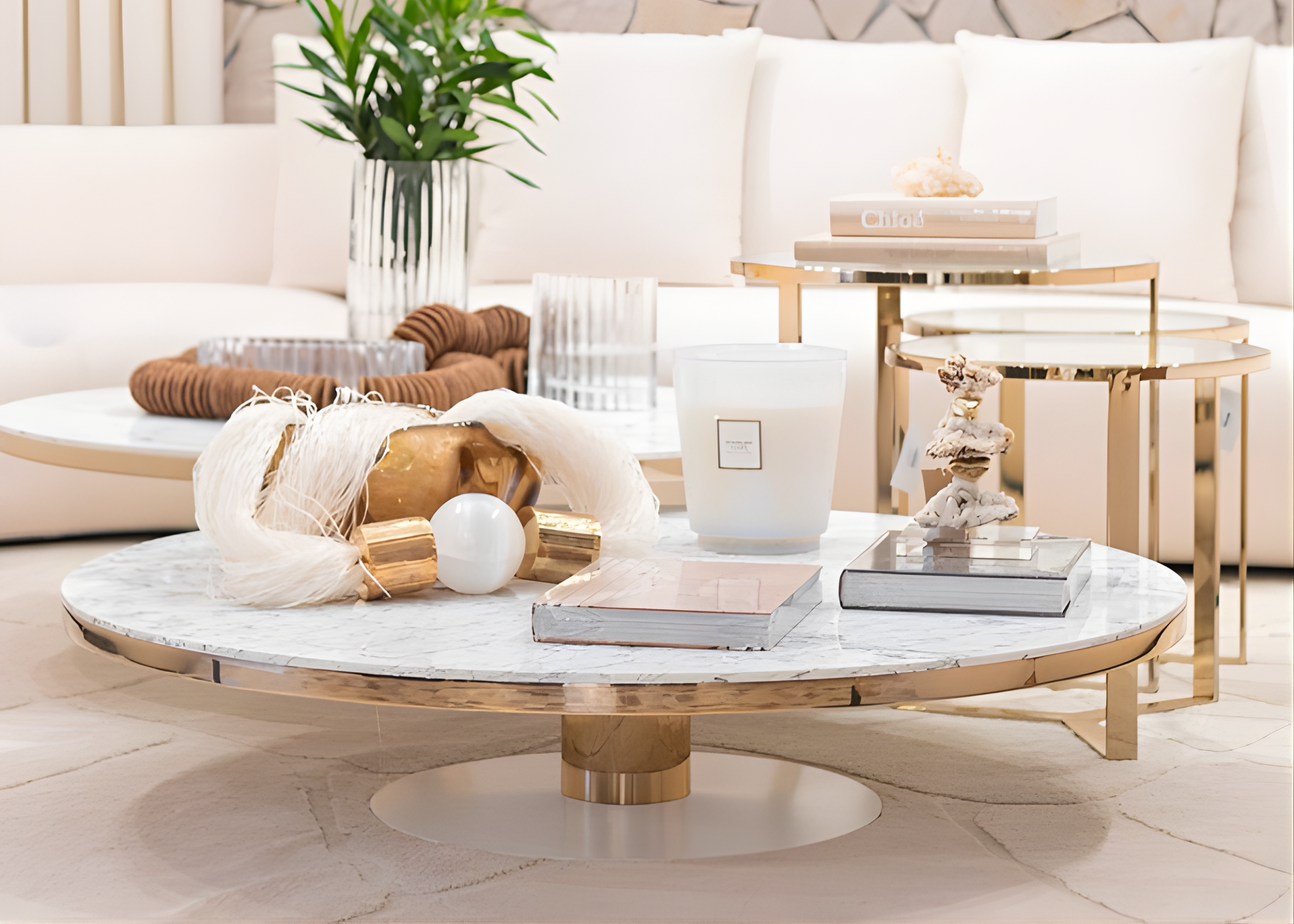 Mesa de centro Paola em ambiente sofisticado com acabamento luxuoso. Design elegante que valoriza a decoração da sala de estar com estilo e requinte.