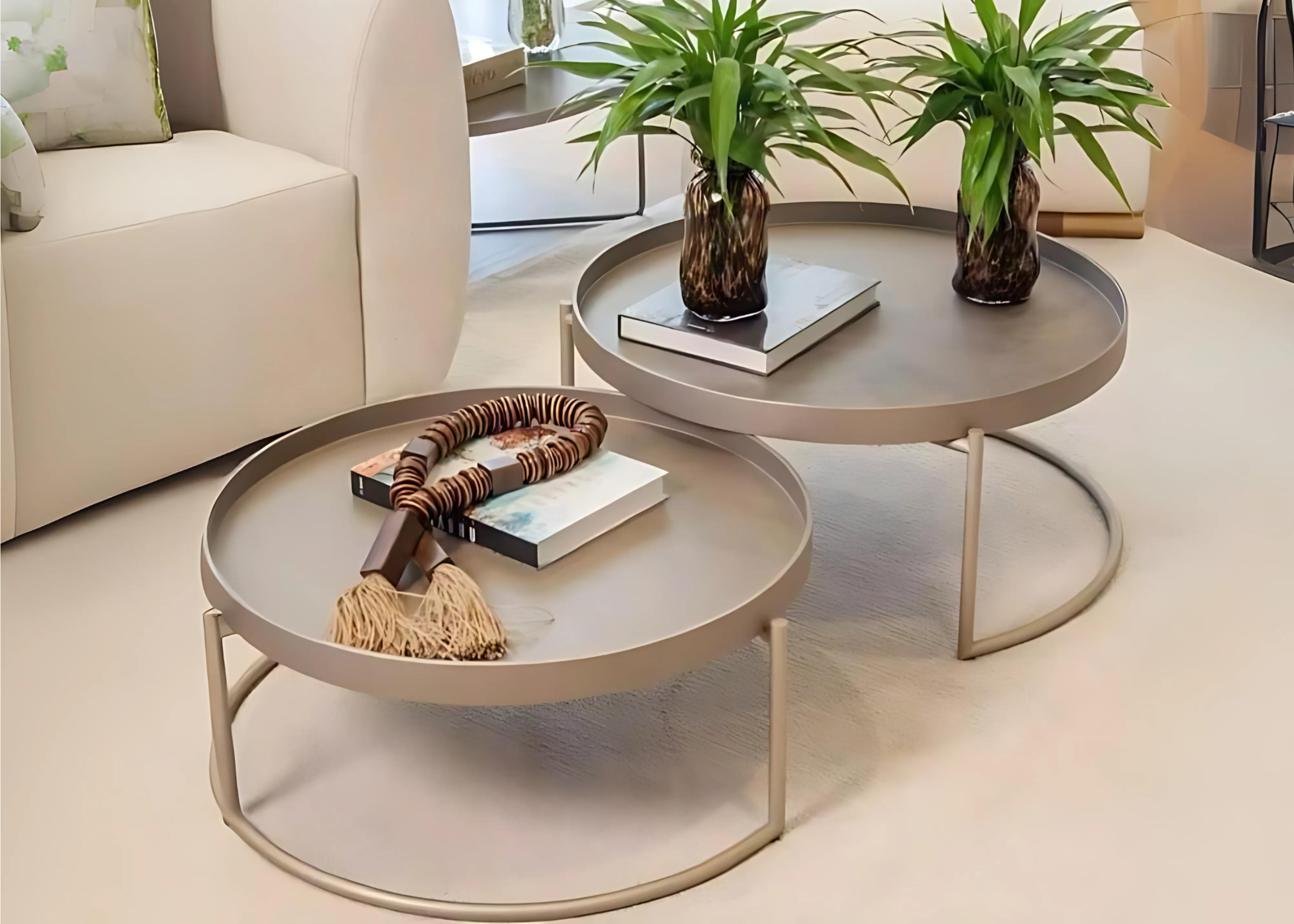 Mesa de centro redonda com base em laca off-white e tampo laqueado. Design clean e sofisticado para salas de estar modernas.