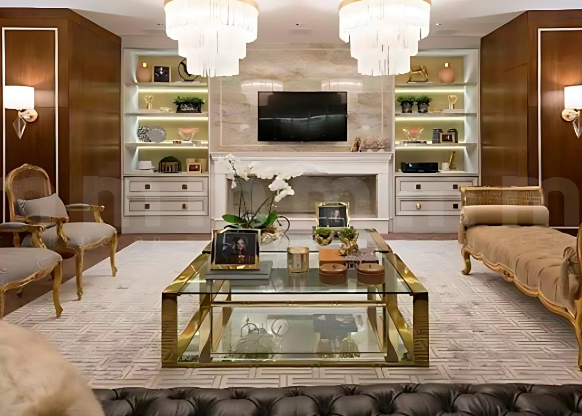 Mesa de centro Talismã com base dourada em acabamento gold e tampo retangular, vista em sala de estar luxuosa. Peça de design marcante para salas de estar refinadas.