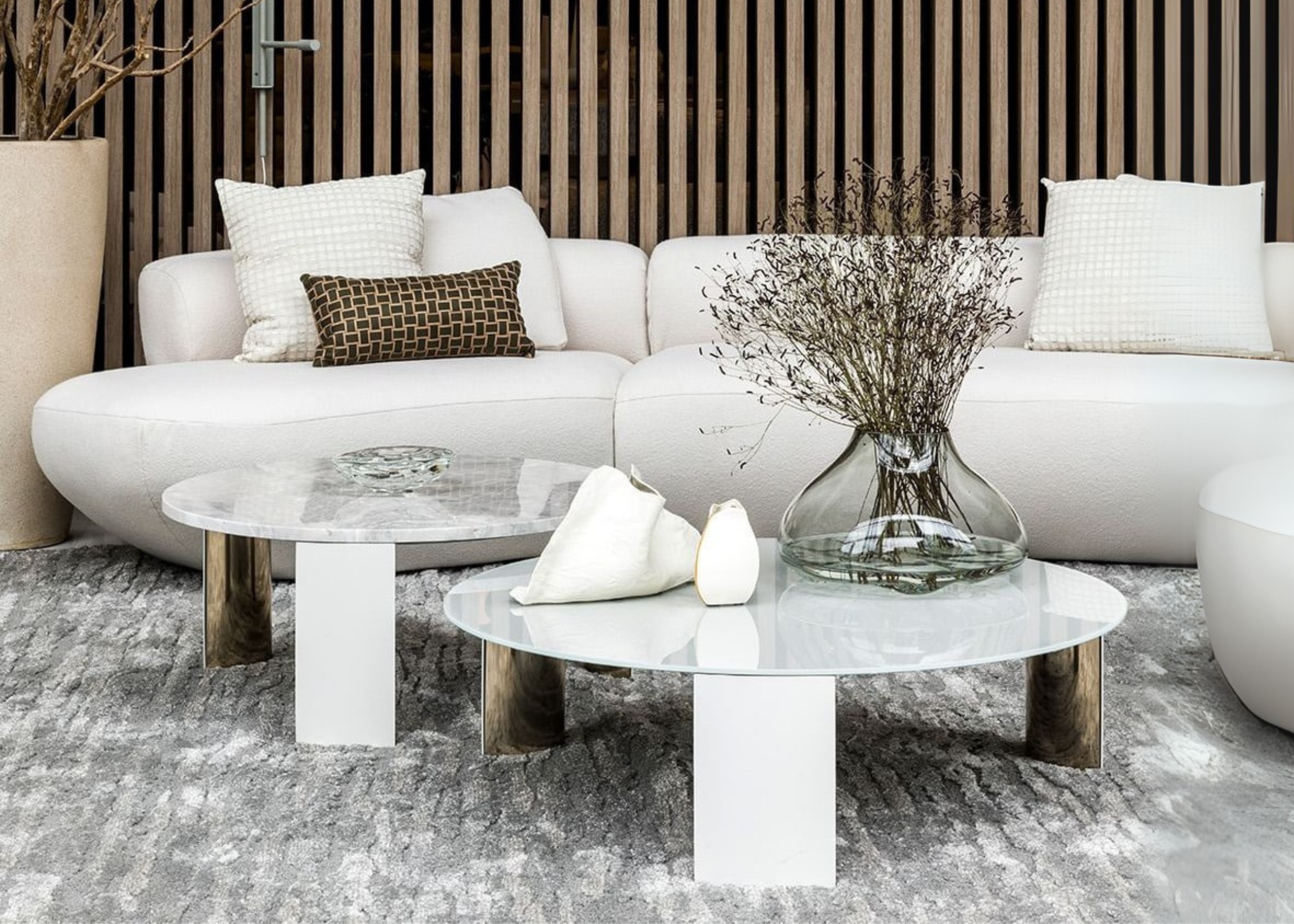 Mesas de centro com tampos em mármore Calacata e vidro branco, design contemporâneo e acabamento sofisticado. Ideais para salas de estar elegantes e modernas.