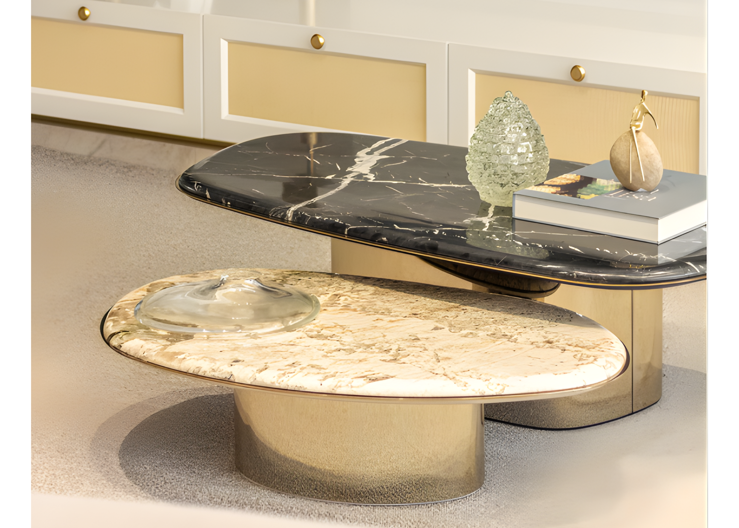 Mesa de centro tampo em mármore Nero Marquina e Alpinus, base dourada em inox polido, vista sobre fundo elegante. Peça de destaque para composições sofisticadas e elegantes.